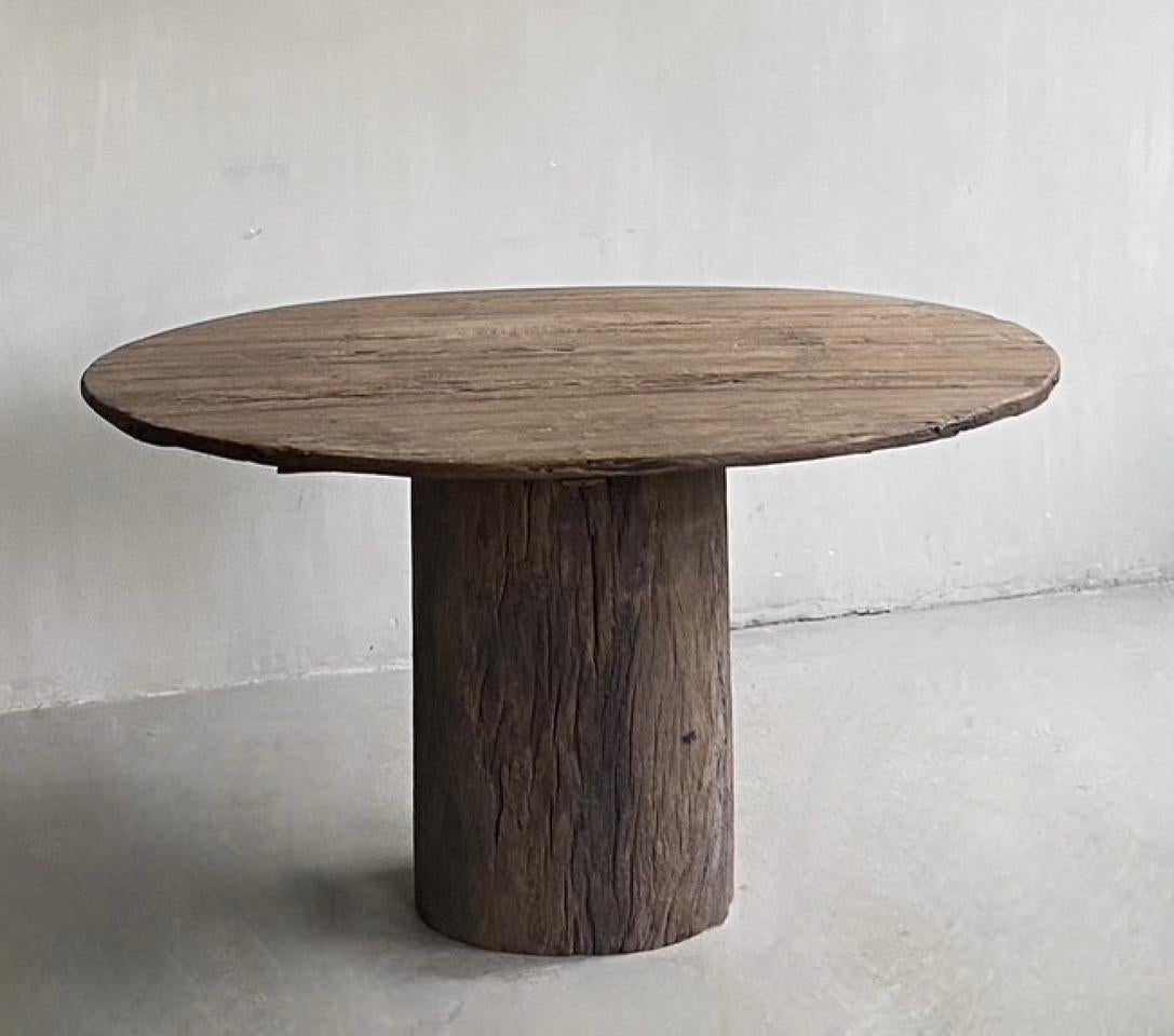 Mesa de comedor redonda belga primitiva wabi-sabi con incrustaciones de hierro forjado, circa 1900 en venta 5