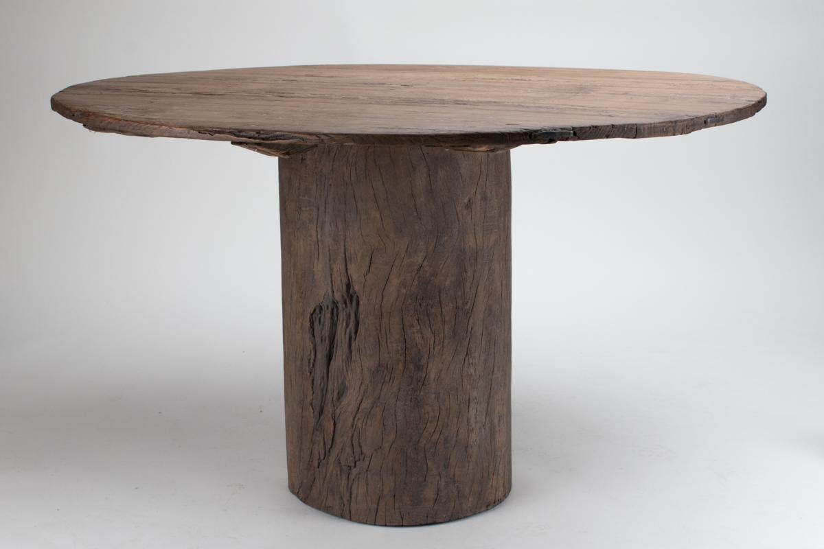 Mesa de comedor redonda belga primitiva wabi-sabi con incrustaciones de hierro forjado, circa 1900 en venta 6
