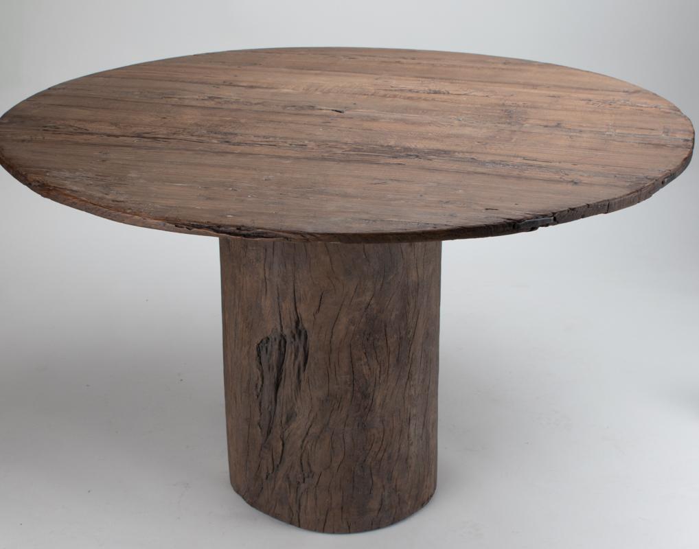 Mesa de comedor redonda belga primitiva wabi-sabi con incrustaciones de hierro forjado, circa 1900 en venta 7