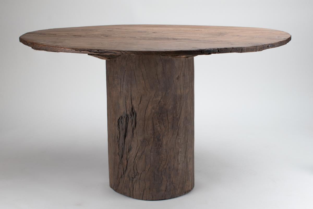 Mesa de comedor redonda belga primitiva wabi-sabi con incrustaciones en los bordes de hierro forjado, hacia 1900
Una mesa de comedor redonda, elemental y llamativa, compuesta por dos originales componentes recuperados: un grueso tablero de roble de