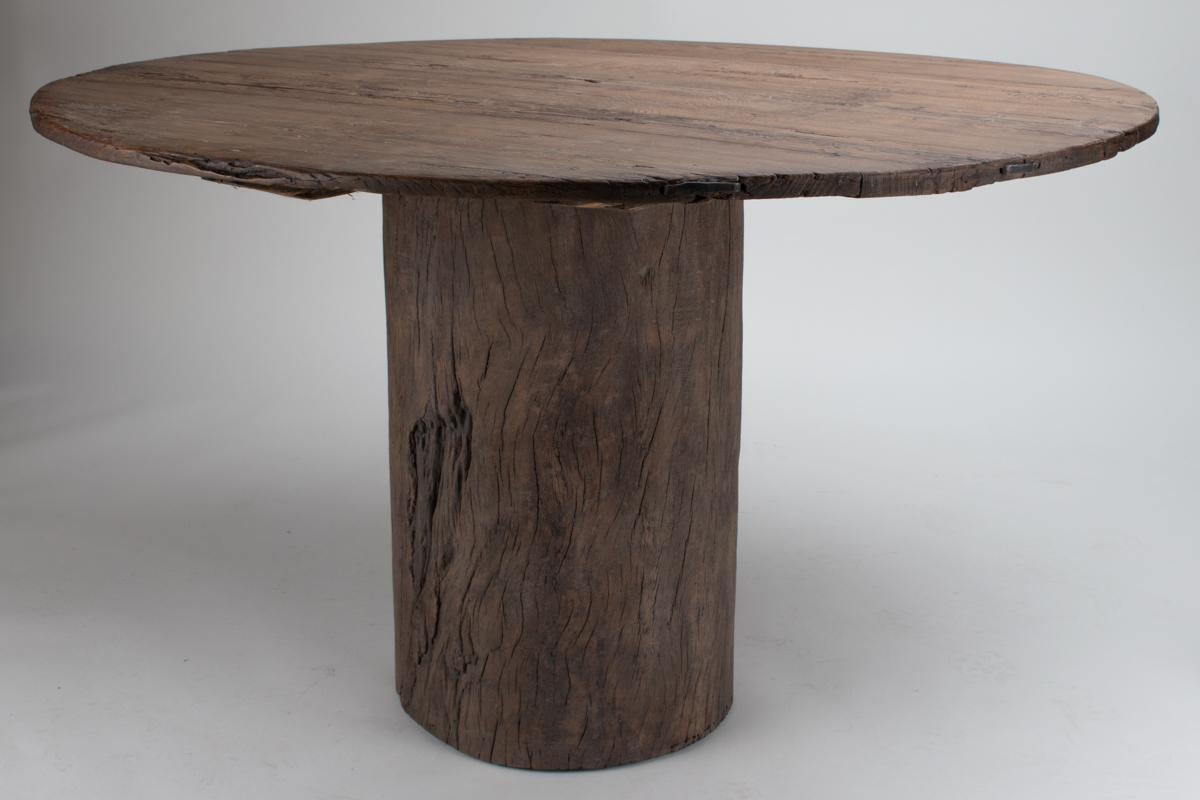 Mesa de comedor redonda belga primitiva wabi-sabi con incrustaciones de hierro forjado, circa 1900 Primitivo en venta