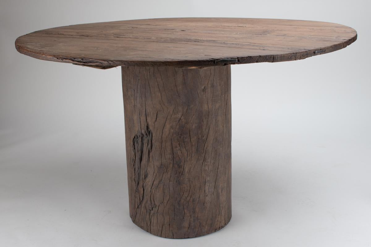 Mesa de comedor redonda belga primitiva wabi-sabi con incrustaciones de hierro forjado, circa 1900 Belga en venta