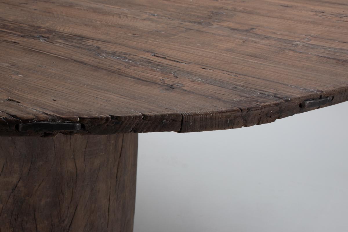 Mesa de comedor redonda belga primitiva wabi-sabi con incrustaciones de hierro forjado, circa 1900 Roble en venta