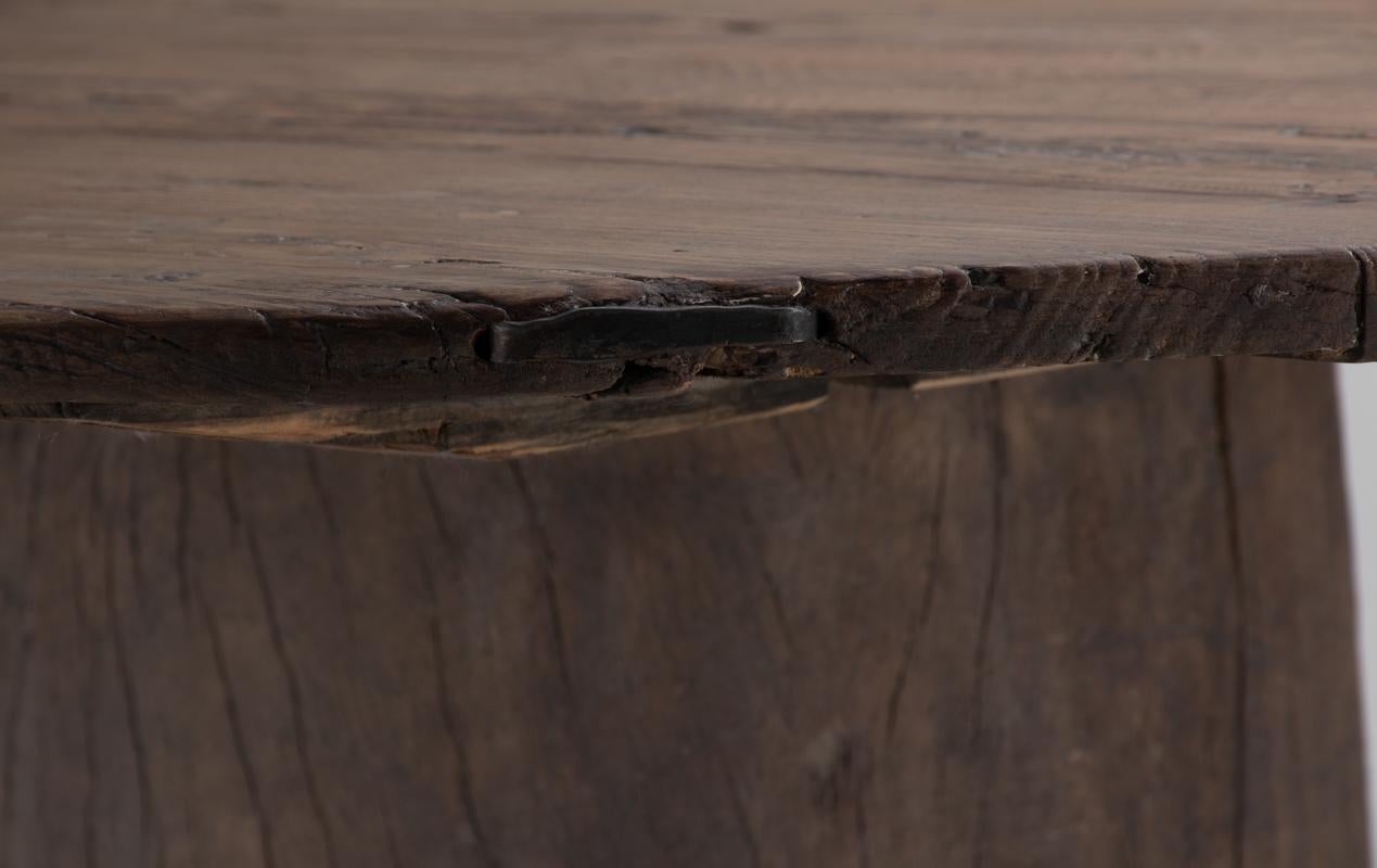 Mesa de comedor redonda belga primitiva wabi-sabi con incrustaciones de hierro forjado, circa 1900 en venta 1