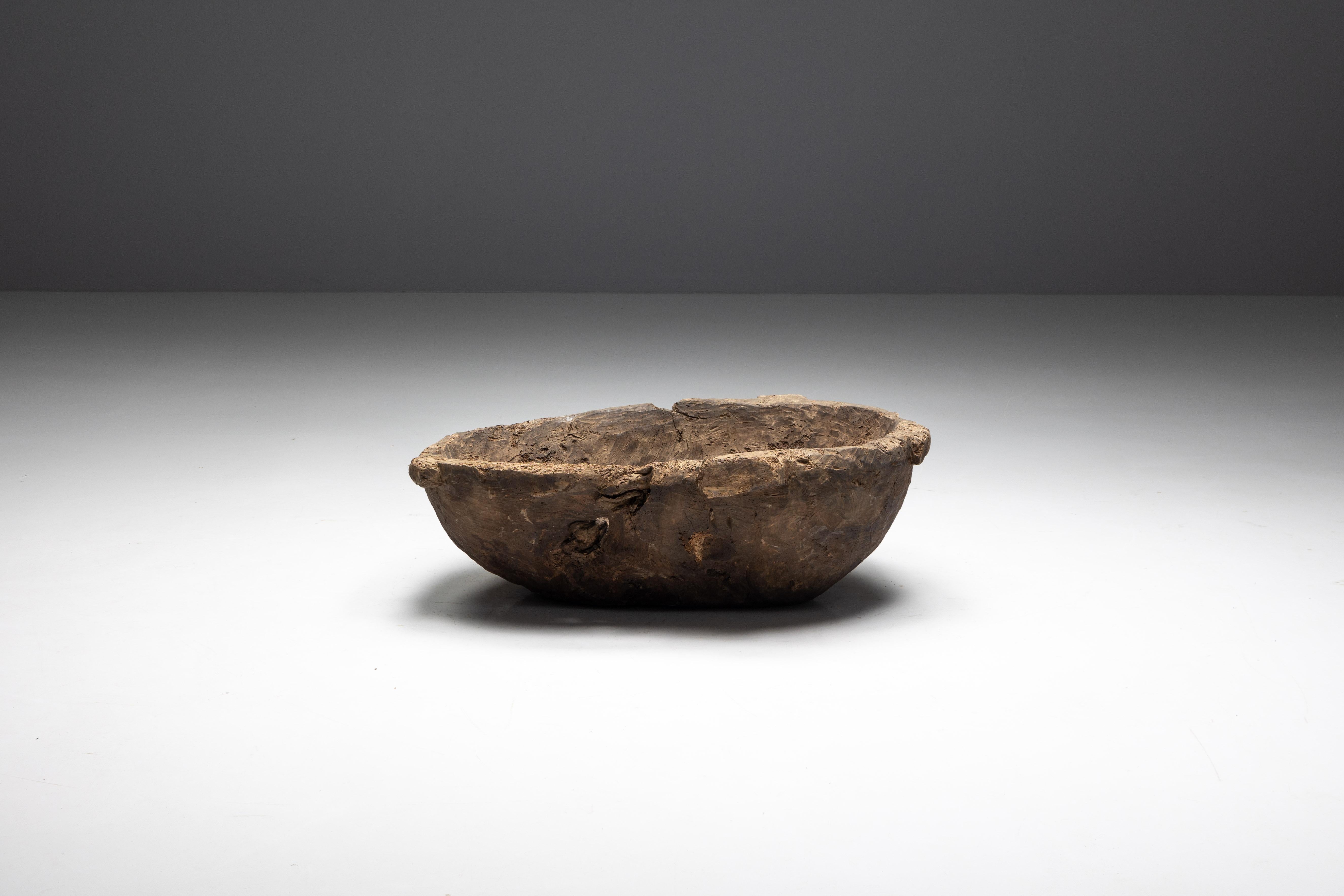 Grande ciotola primitiva in legno proveniente dalla Francia del XIX secolo, che celebra l'usura naturale che il tempo gentilmente impartisce. Realizzata a mano nel cuore della Francia rurale, questa ciotola racconta una storia unica del suo viaggio