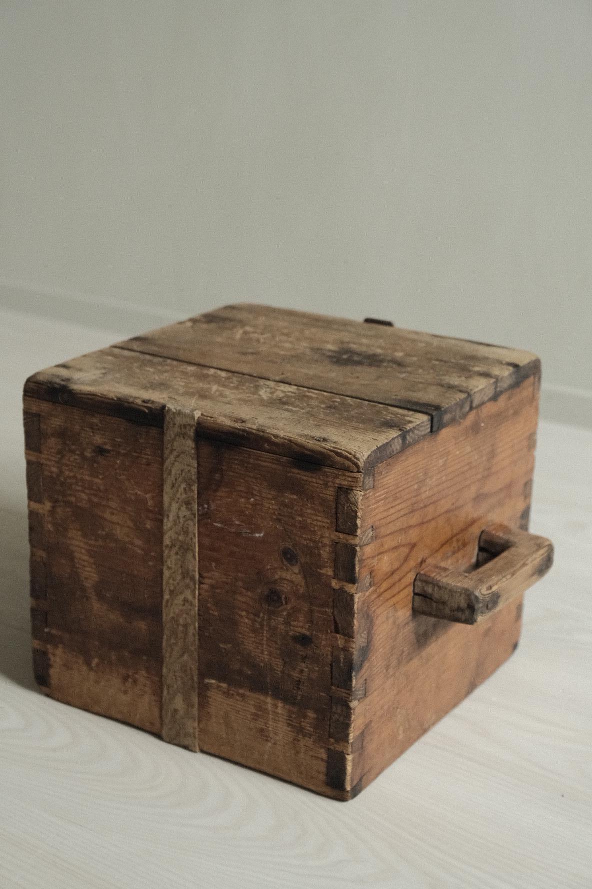 Primitive Wabi Sabi Box Stool, Scandinavia, 1800s In Good Condition In Hønefoss, 30