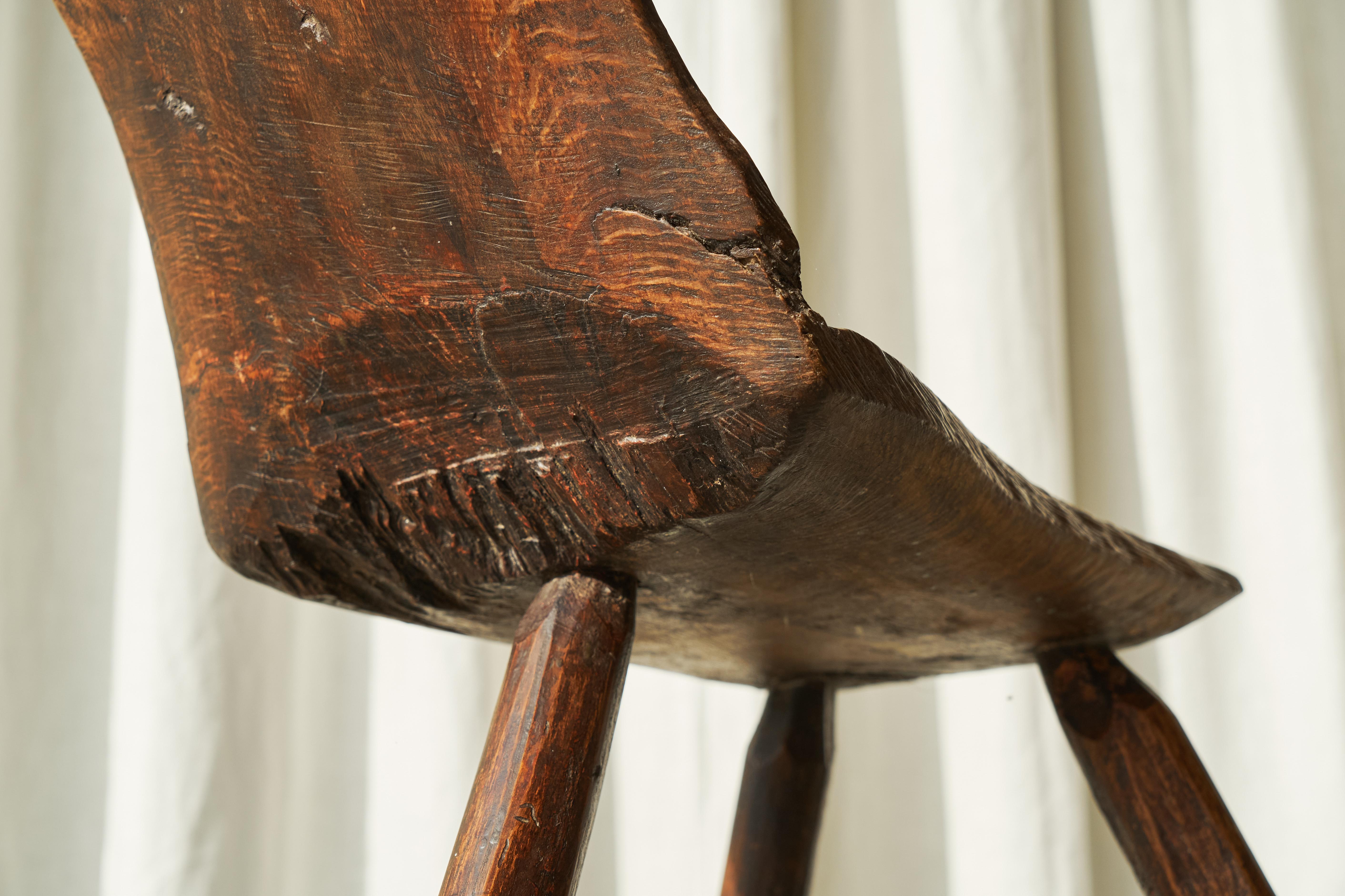 Legno Sedia a treppiede intagliata primitiva Wabi Sabi in vendita