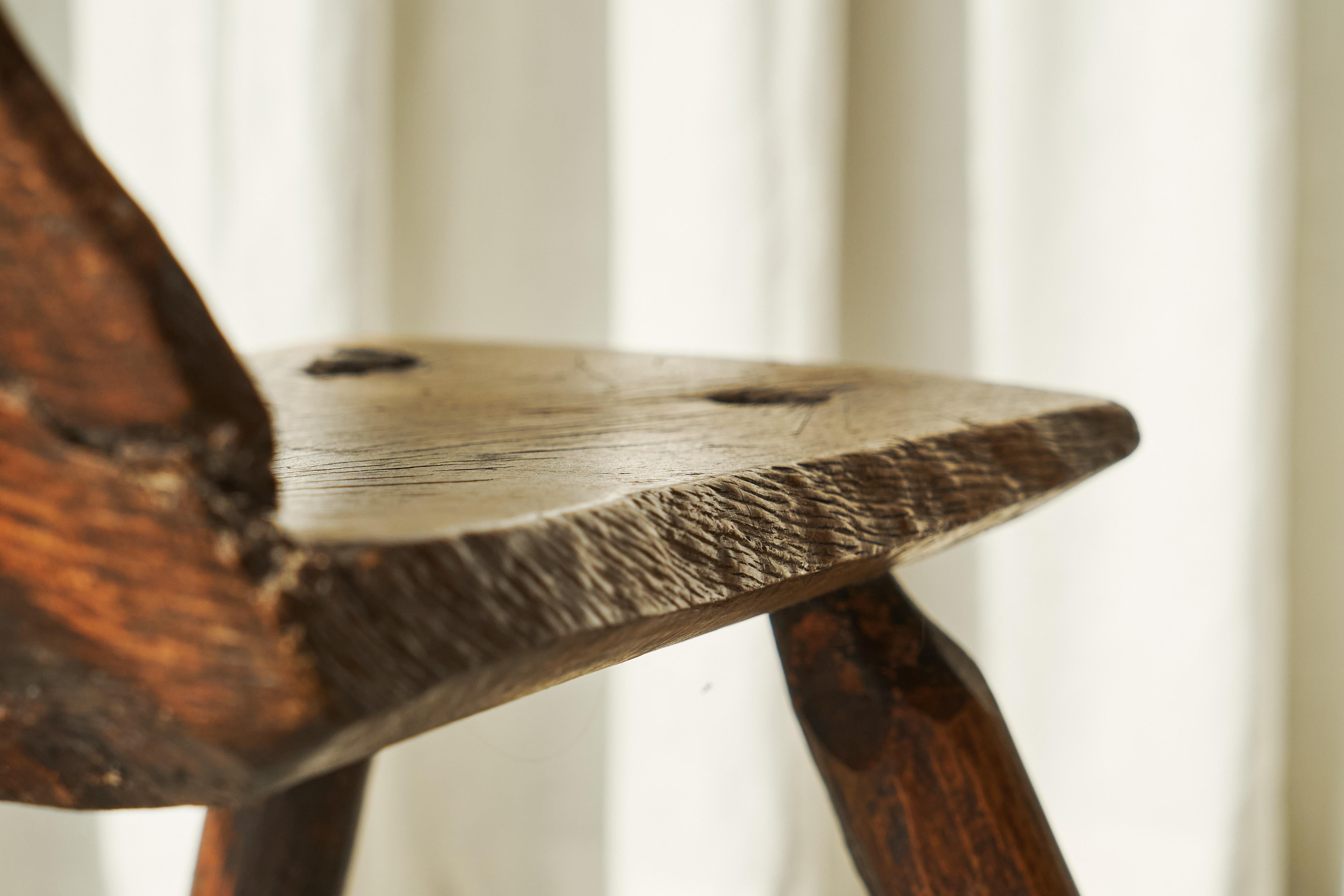 Sedia a treppiede intagliata primitiva Wabi Sabi in vendita 1