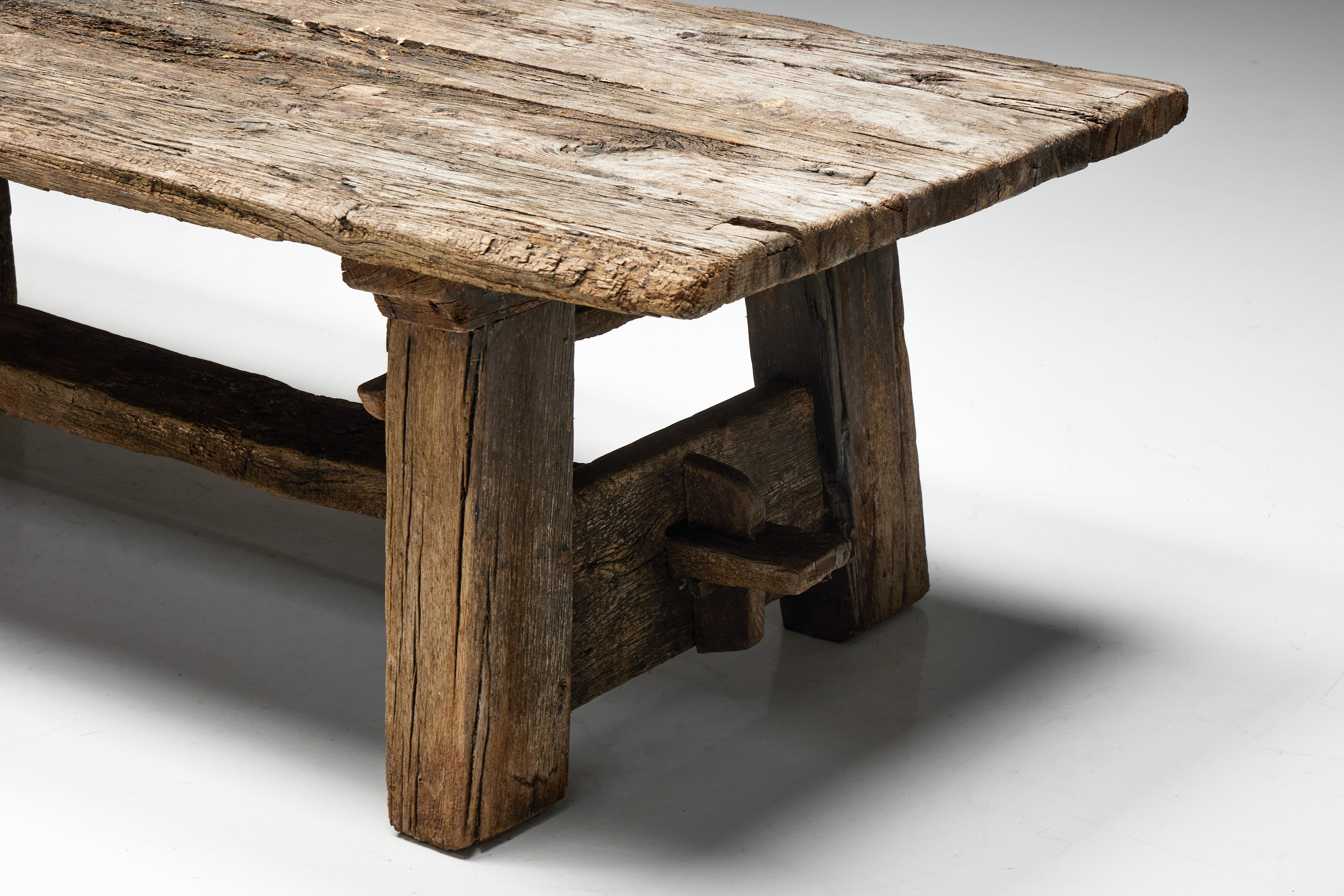 Table d'appoint primitive Wabi Sabi, France, 19ème siècle Excellent état - En vente à Antwerp, BE