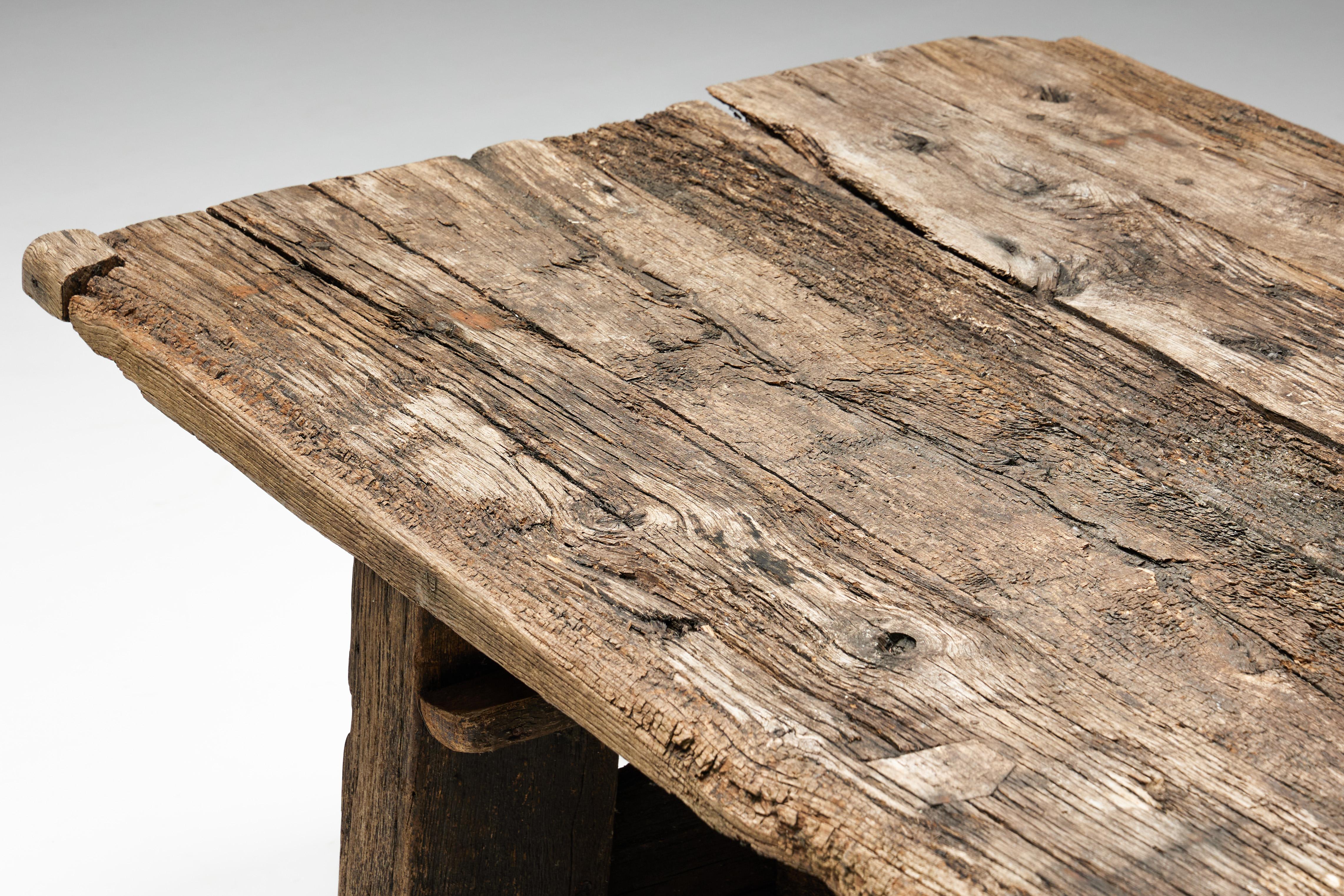 Bois Table d'appoint primitive Wabi Sabi, France, 19ème siècle en vente