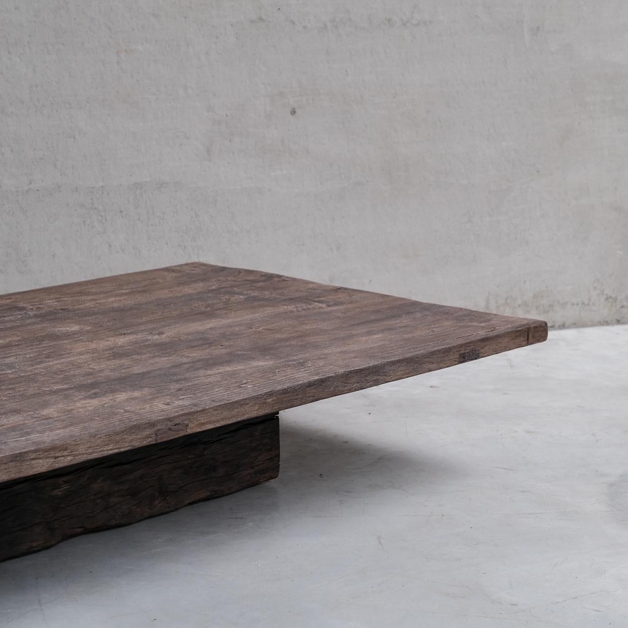 Belge Table basse primitive en bois Wabi-Sabi Esque en vente