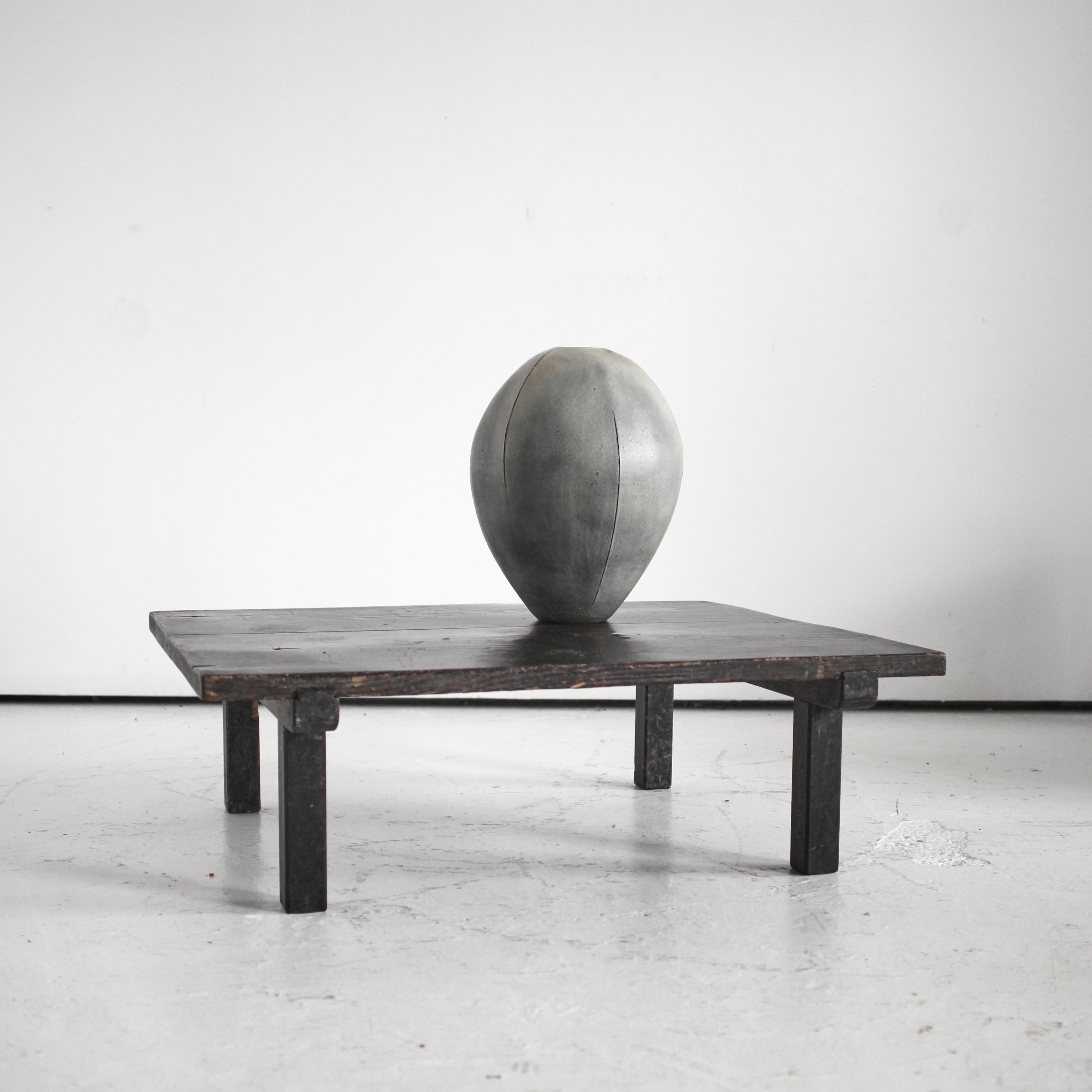 Mesa de té/café japonesa de cedro del siglo XIX, de sencilla construcción.

Muy patinado debido a cientos de años de uso.