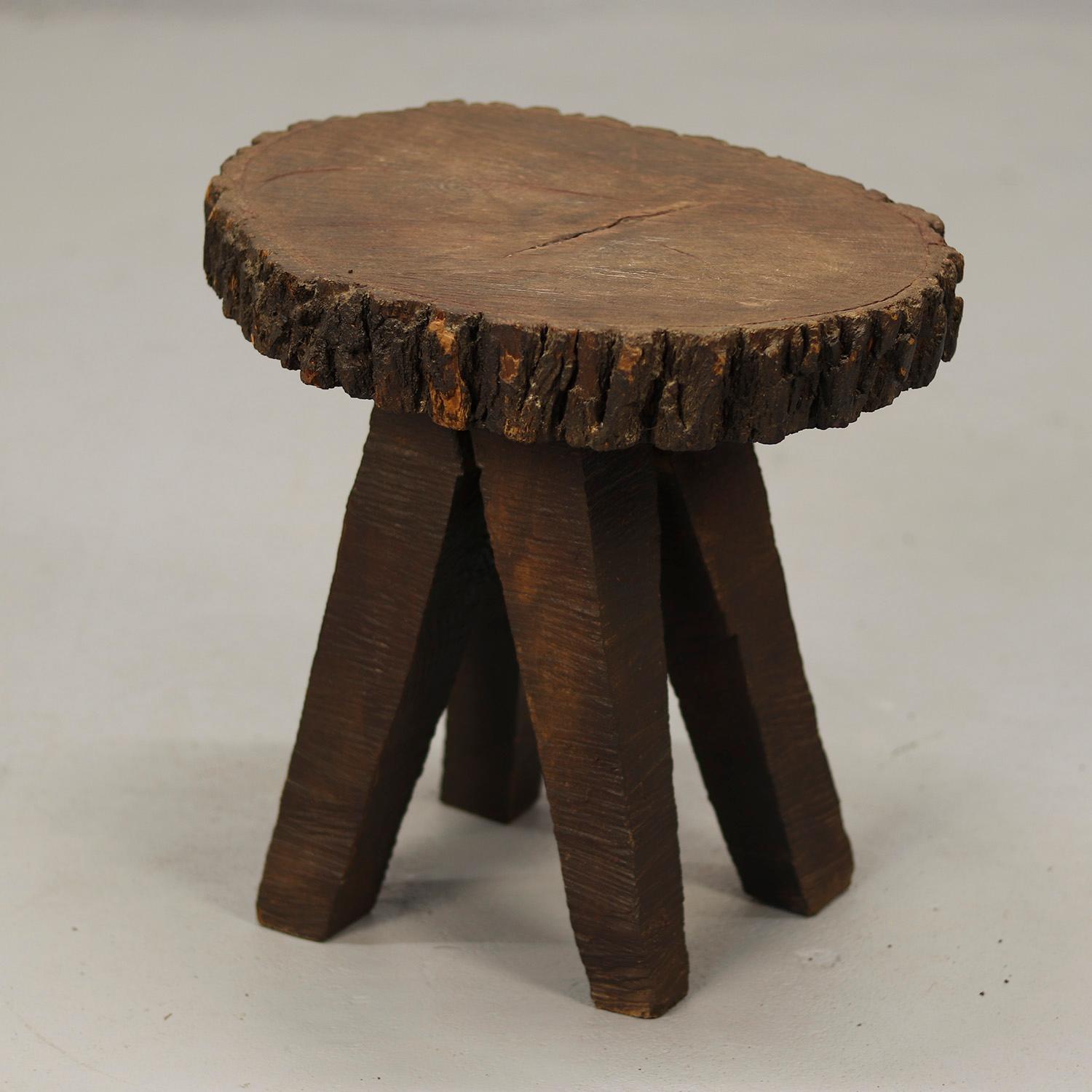 Esta mesa auxiliar tosca está hecha de una sola pieza de pino, conservando su corteza natural. Como pieza decorativa de arte popular, es un bello complemento tanto para interiores rústicos como minimalistas. Origen: Europa del Este.

41 cm de alto,