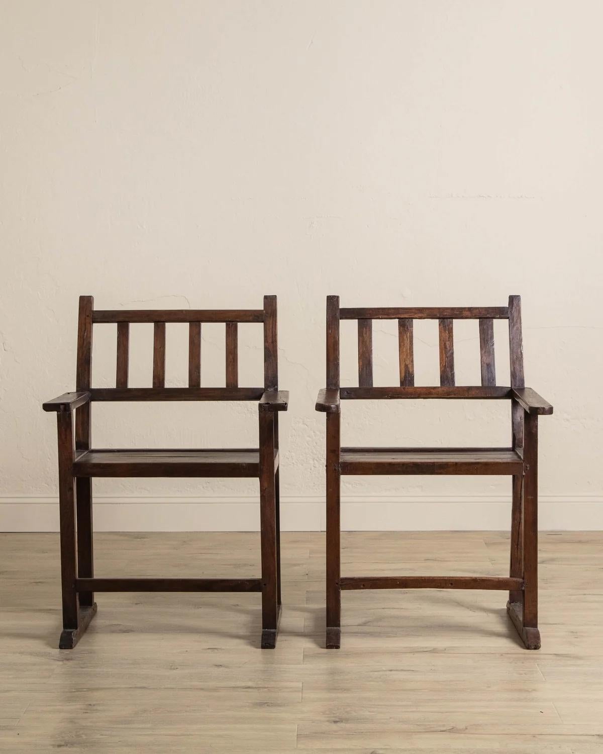 Fabriqué en orme, cet ensemble de chaises d'appoint Primitive Wabi Sabi incarne la simplicité, l'authenticité et le design intemporel. Leurs silhouettes épurées et sculpturales sont enrichies par une patine riche et profonde, mettant en valeur la