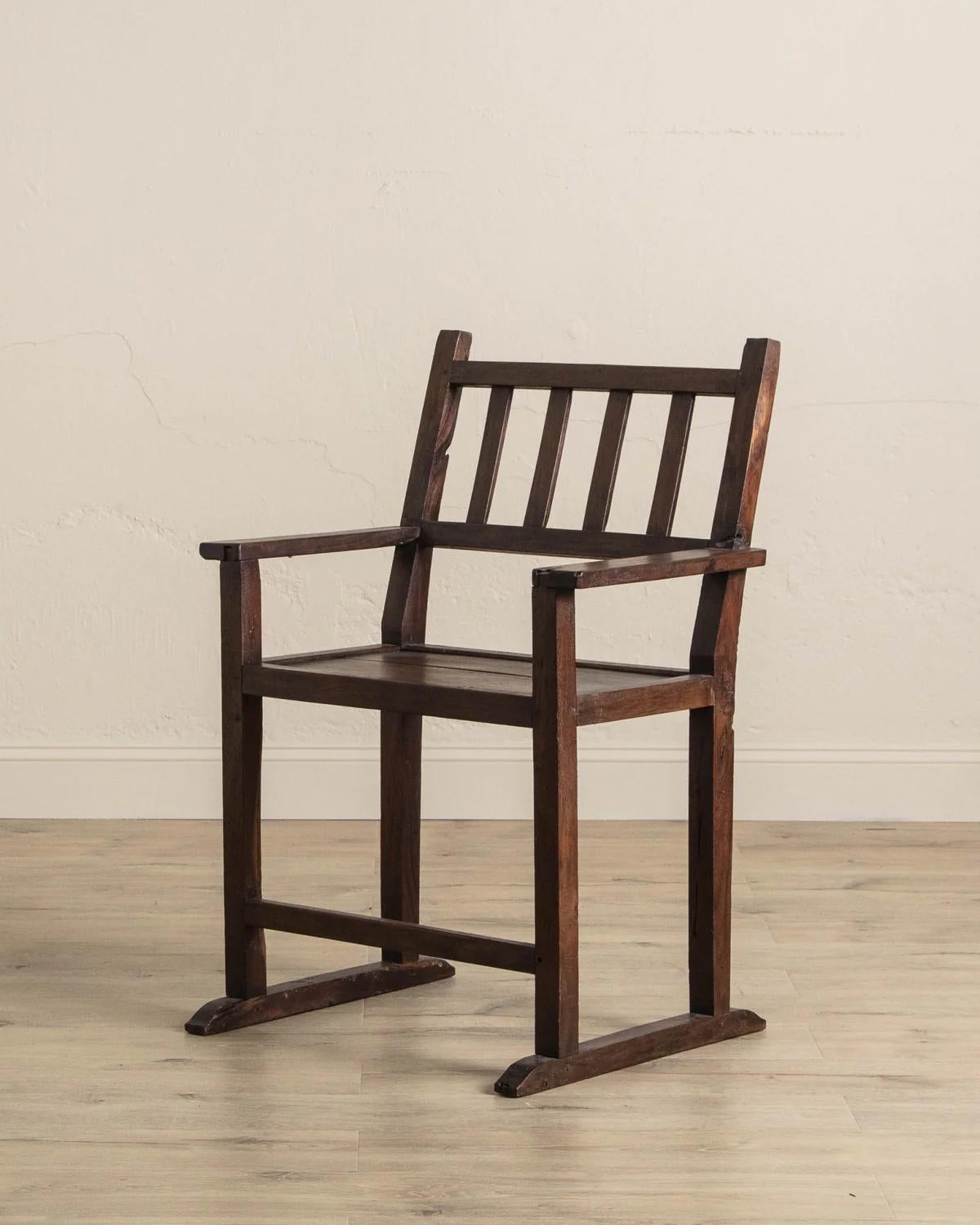 Chinois Paire de chaises d'appoint primitives Wabi Sabi en vente
