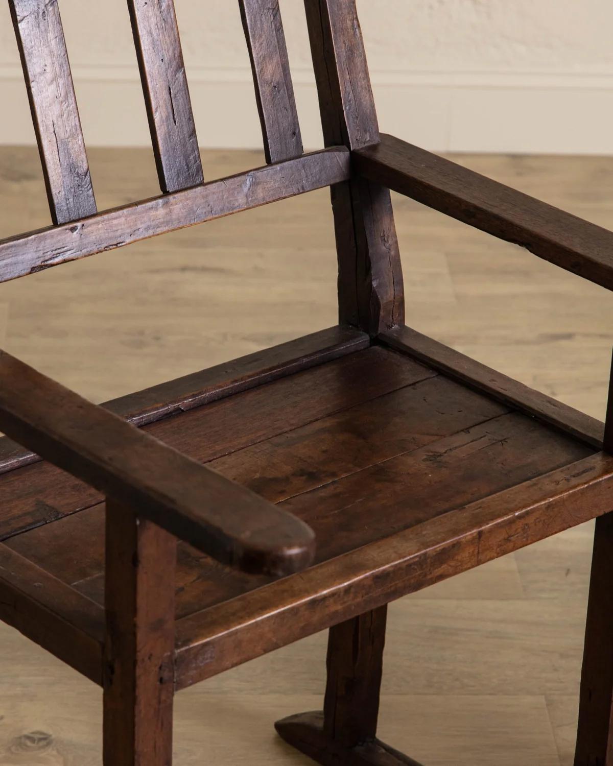 Paire de chaises d'appoint primitives Wabi Sabi Abîmé - En vente à Los Angeles, CA