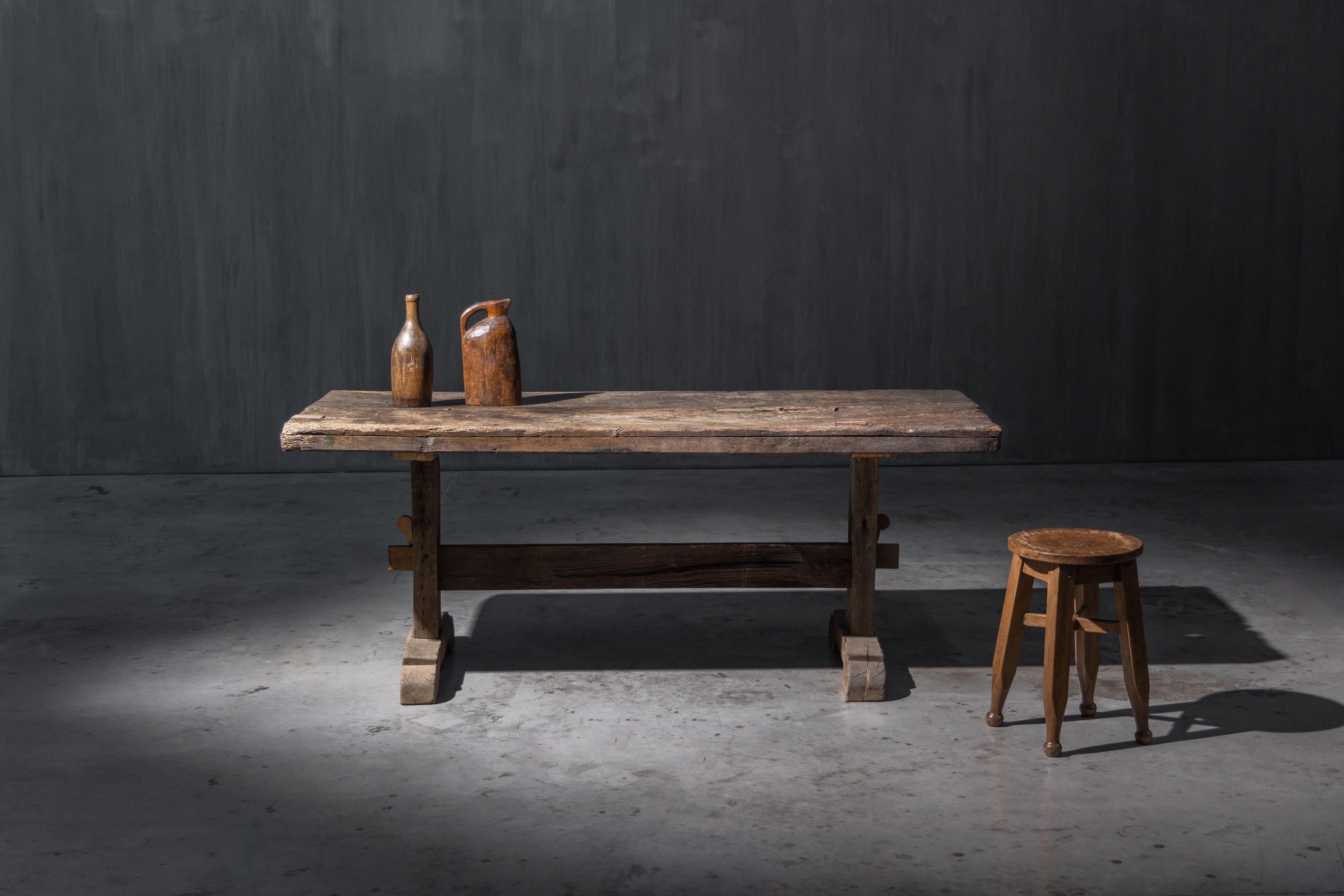 Célébration de l'imperfection et de la beauté naturelle, cette table primitive wabi-sabi apporte un caractère tranquille à tout espace. Fabriqué en bois foncé, ses tons riches et sa texture brute évoquent un sentiment de calme bien ancré. La forme