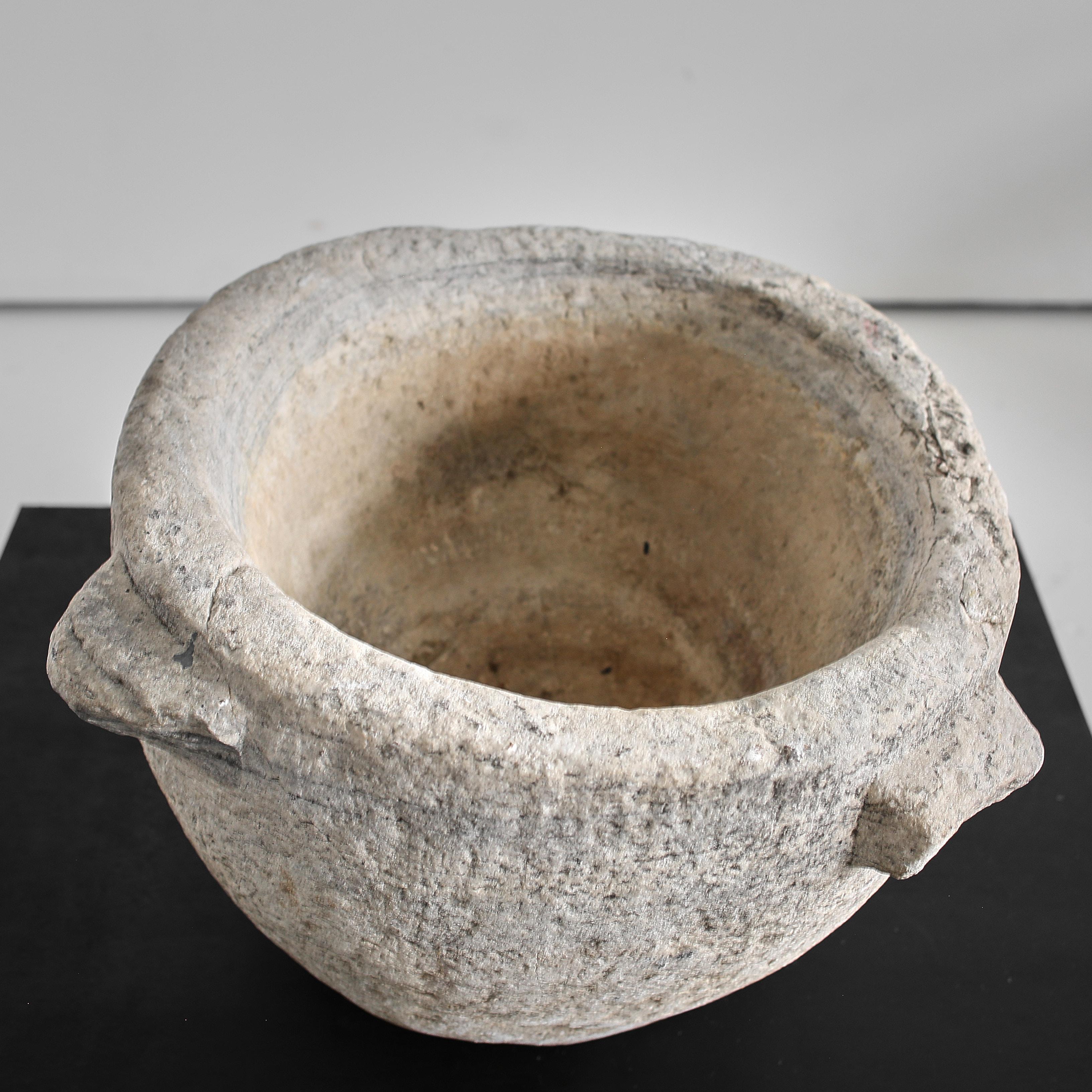 Mortar primitif Wabi Sabi XXL en marbre espagnol du 16e siècle en vente 5