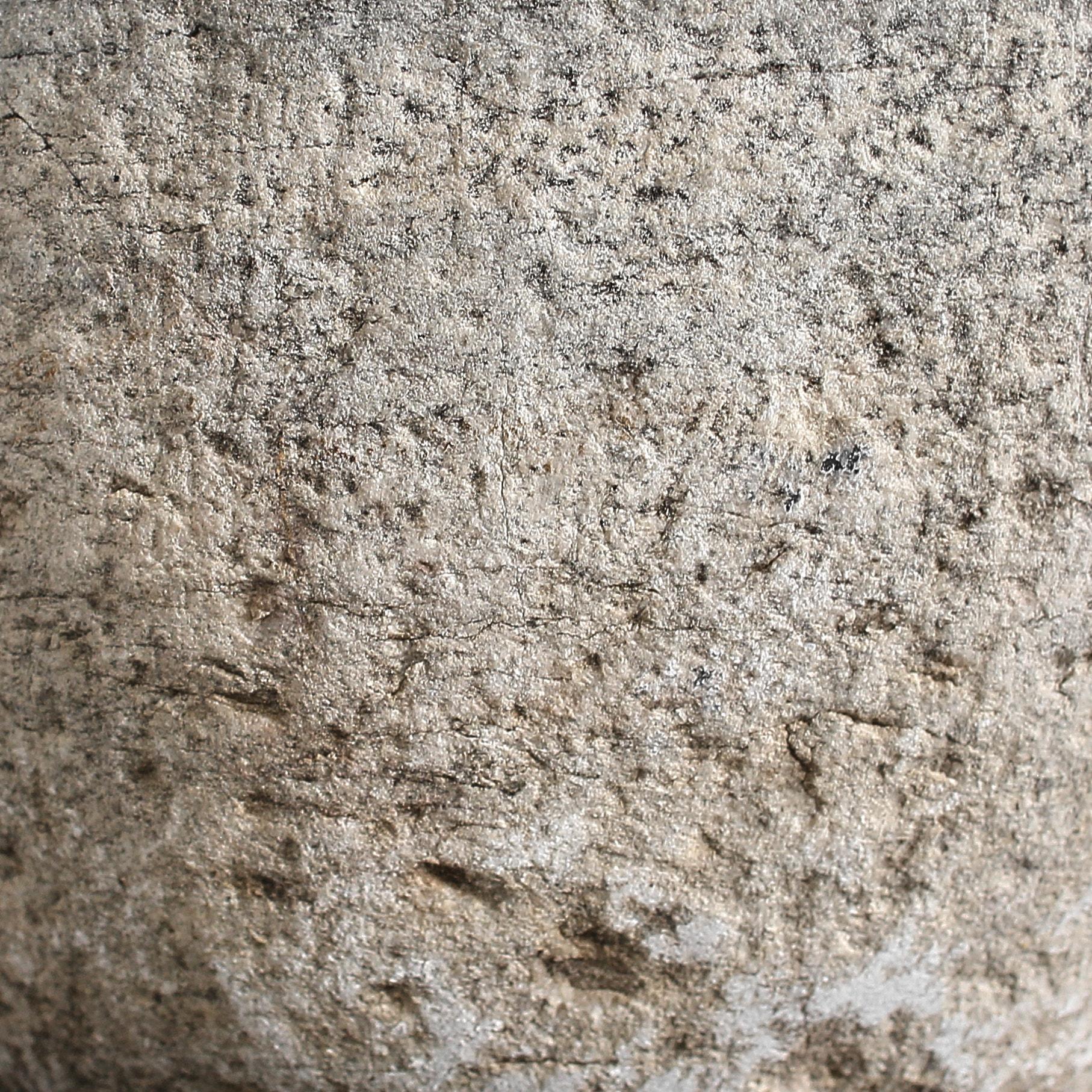 Mortar primitif Wabi Sabi XXL en marbre espagnol du 16e siècle en vente 6
