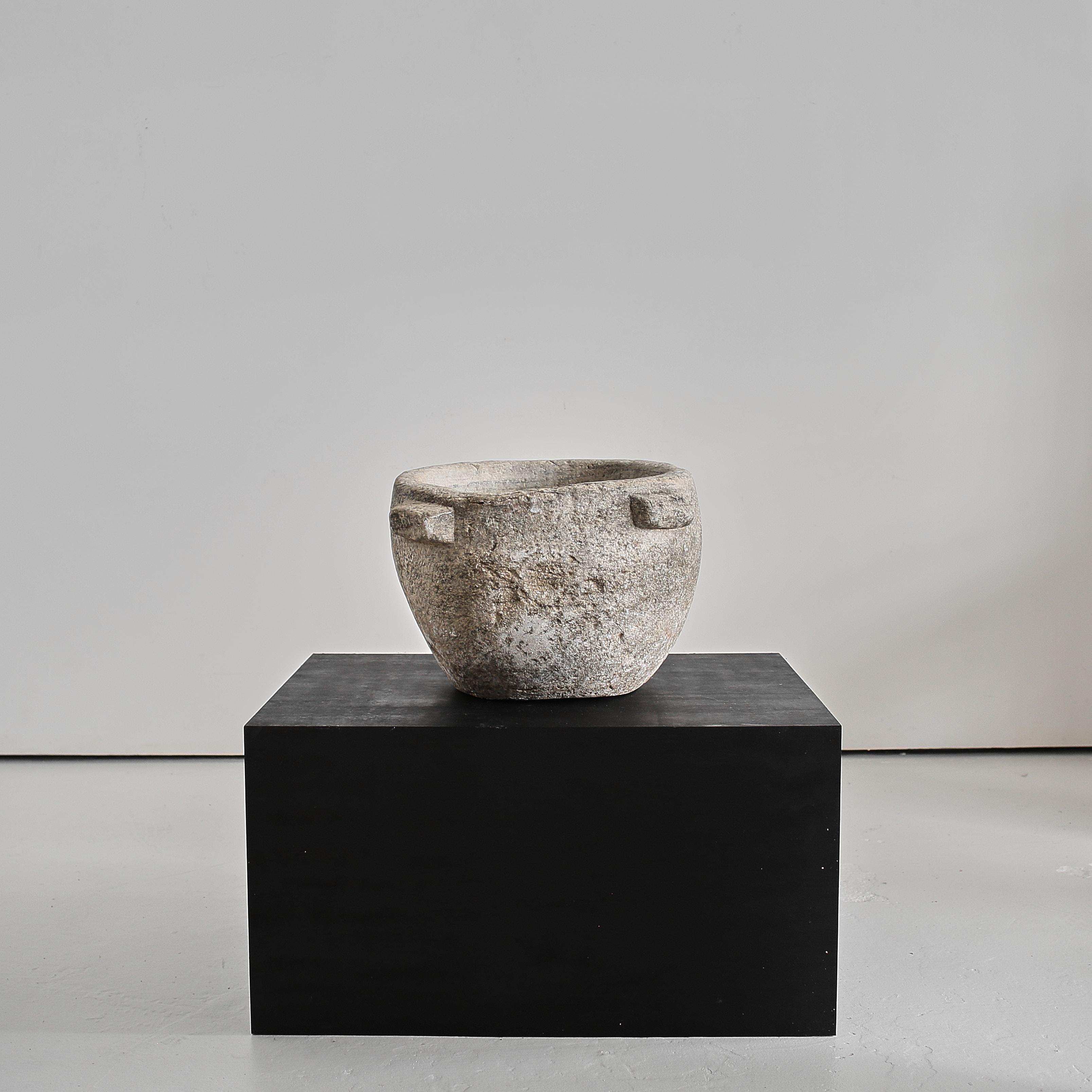 Un rare et sculptural mortier de marbre du C.I.C. provenant de l'ancienne ville de Salamanque, en Espagne.

Probablement utilisé par les chimistes/alchimistes de l'époque en raison de sa taille et de son usure.

Très, très patiné, avec une texture