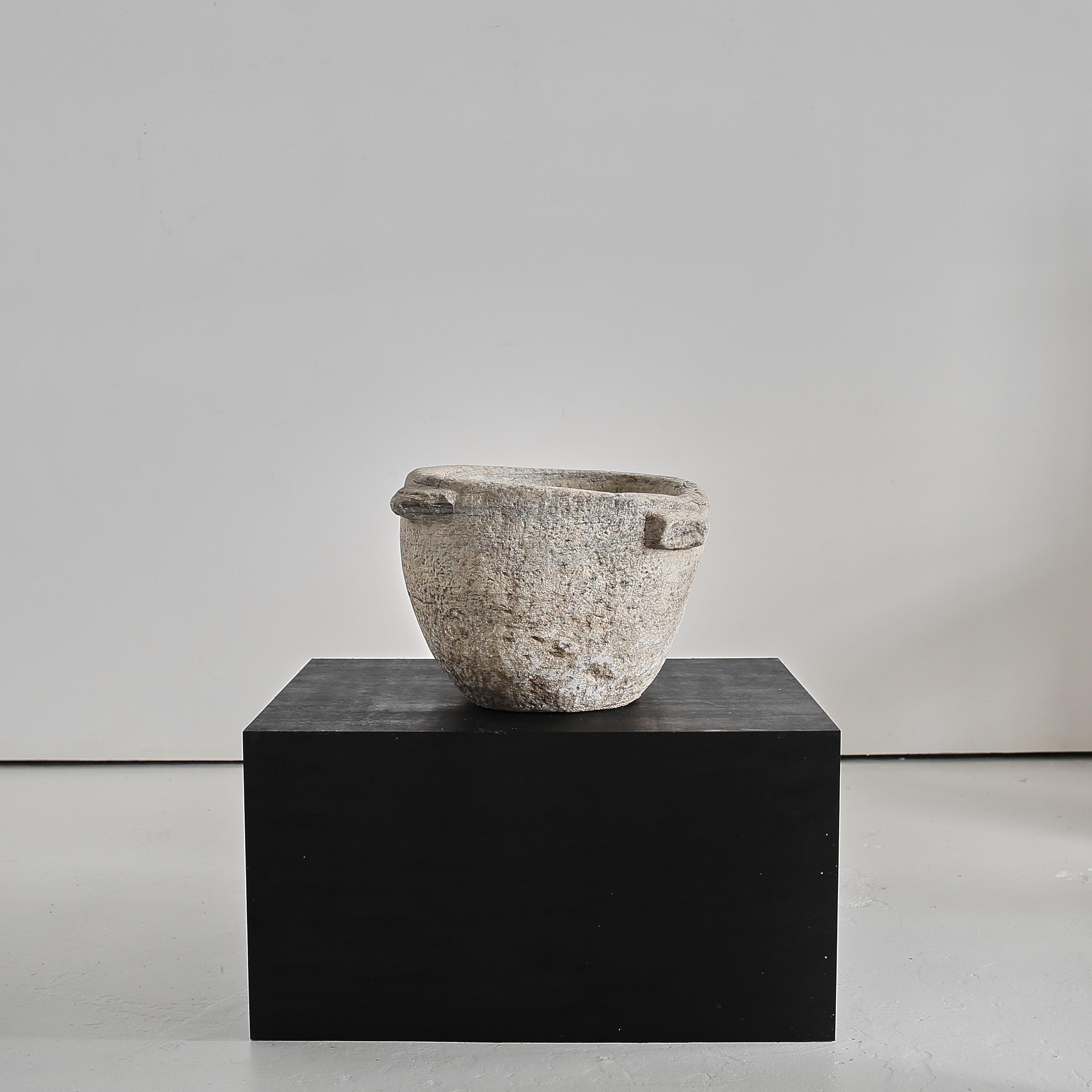 Mortar primitif Wabi Sabi XXL en marbre espagnol du 16e siècle Bon état - En vente à London, GB