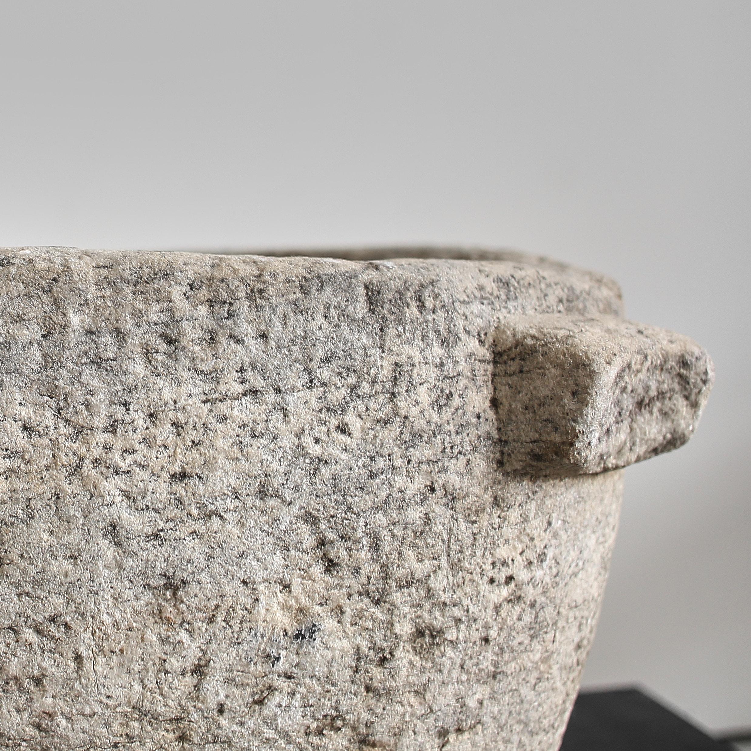 XVIIIe siècle et antérieur Mortar primitif Wabi Sabi XXL en marbre espagnol du 16e siècle en vente
