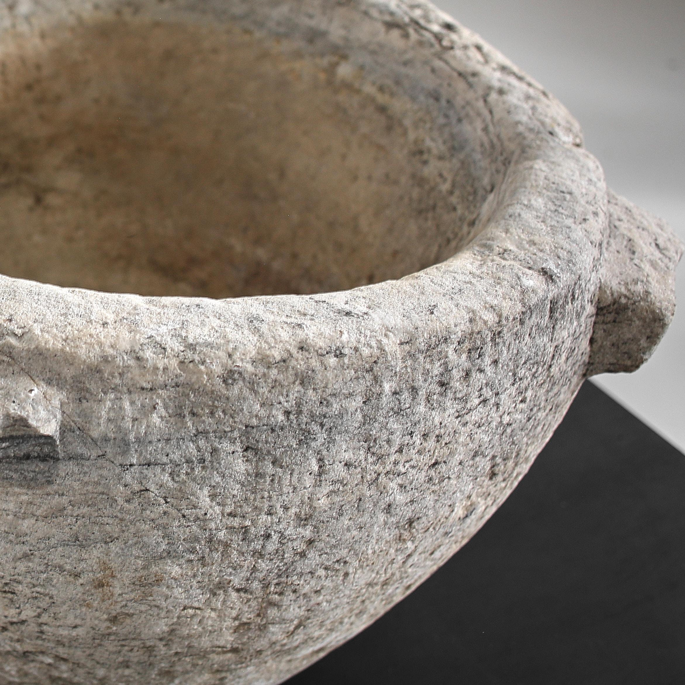 Marbre Mortar primitif Wabi Sabi XXL en marbre espagnol du 16e siècle en vente