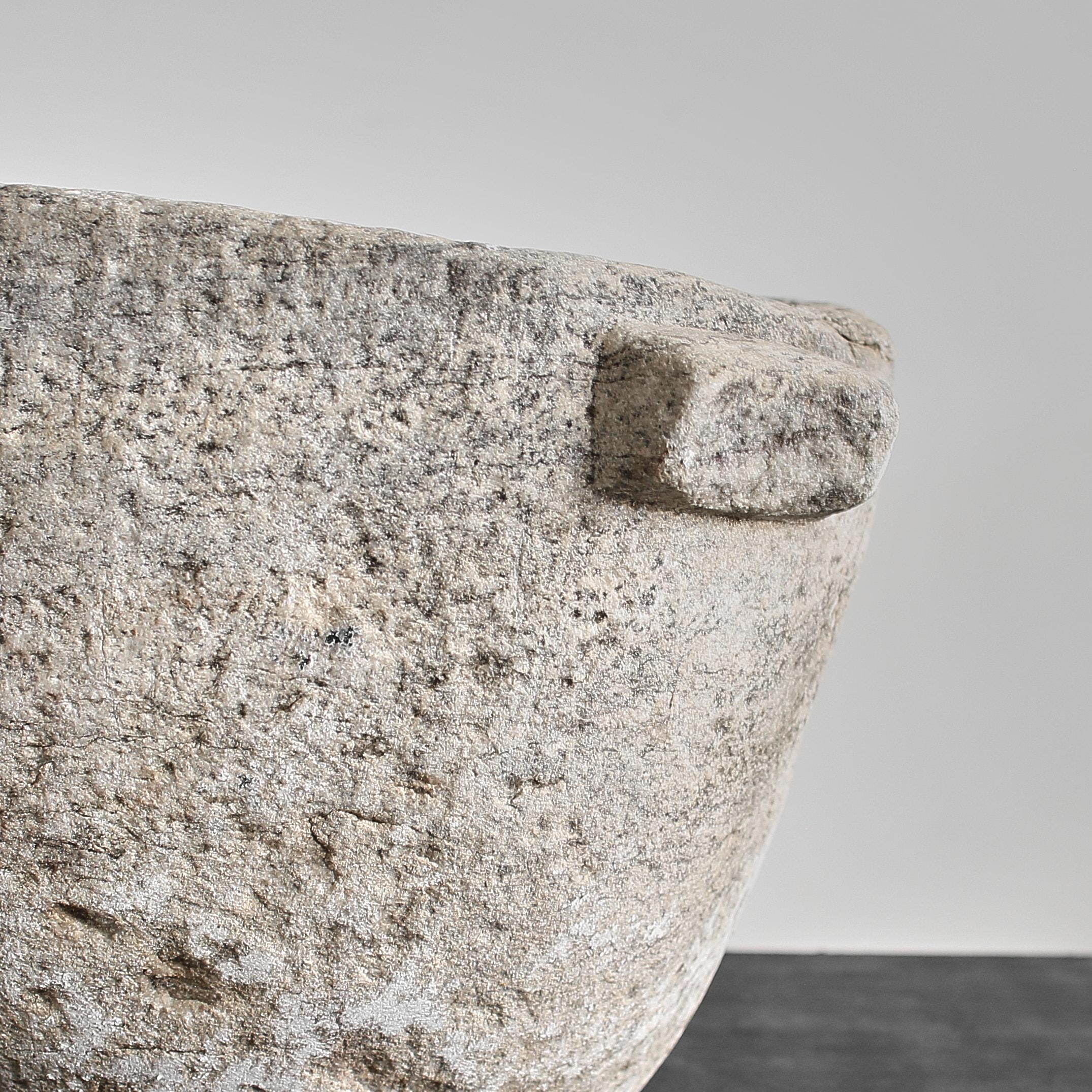 Mortar primitif Wabi Sabi XXL en marbre espagnol du 16e siècle en vente 1