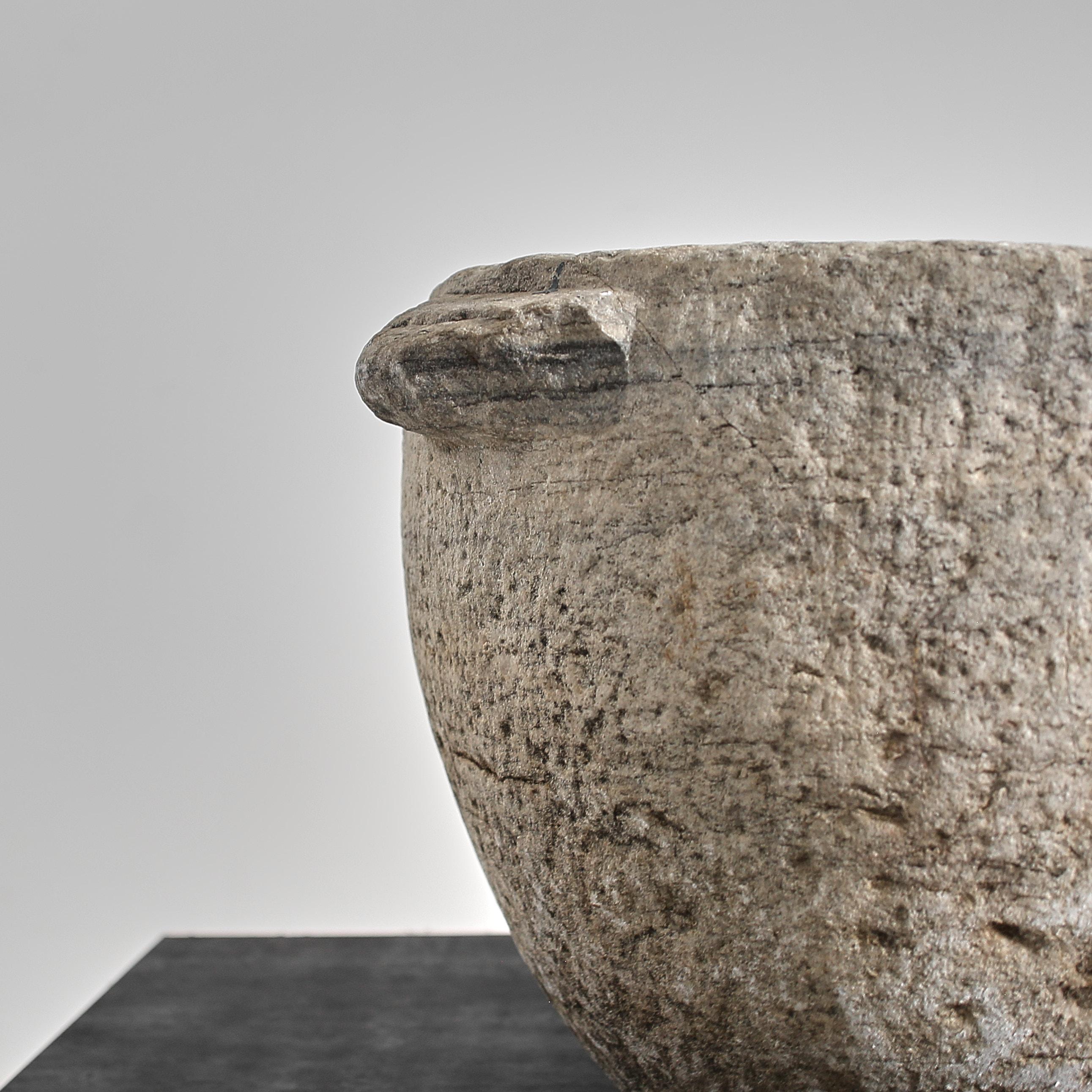 Mortar primitif Wabi Sabi XXL en marbre espagnol du 16e siècle en vente 2
