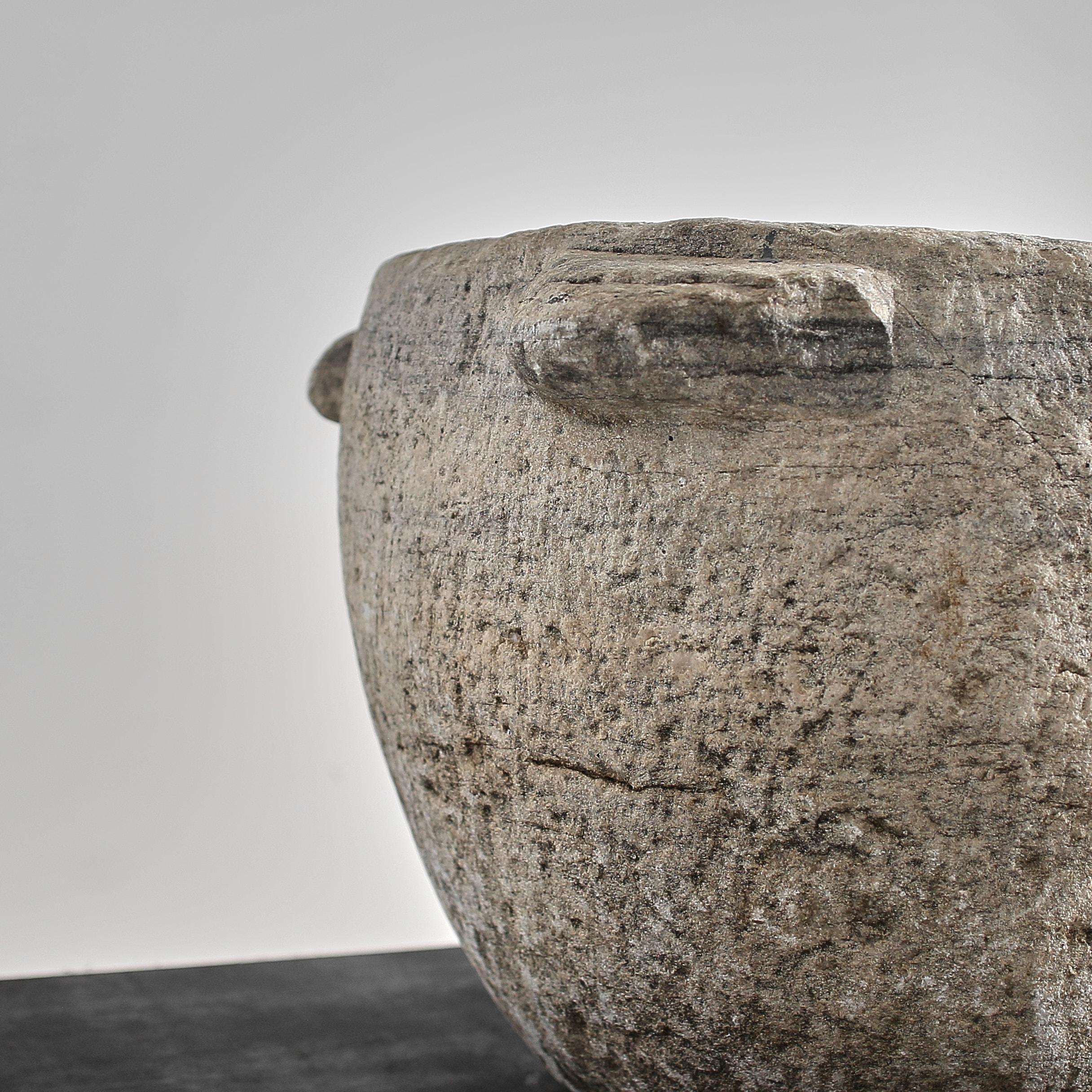 Mortar primitif Wabi Sabi XXL en marbre espagnol du 16e siècle en vente 3