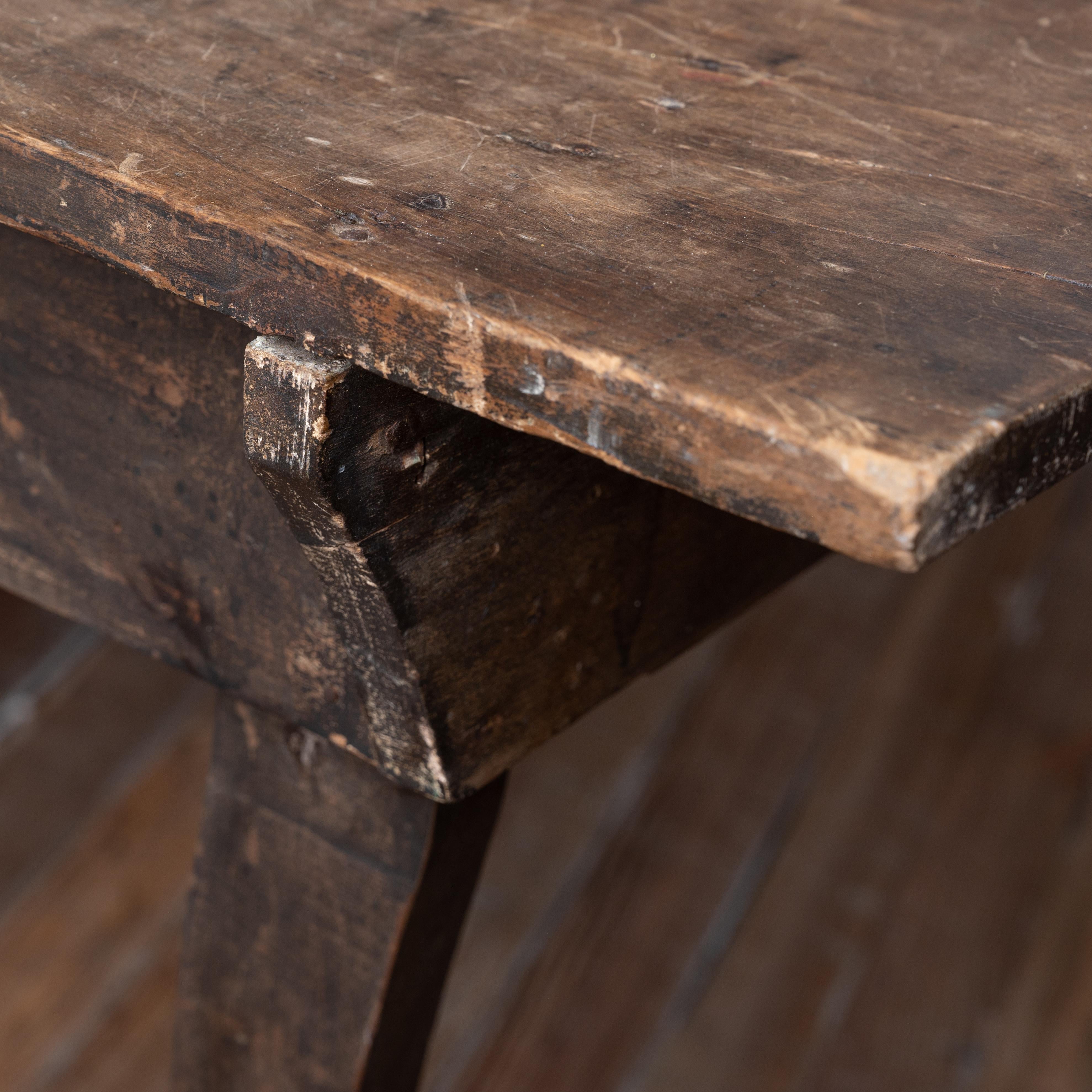 Primitiver Tisch mit Säbelbeinen aus Nussbaumholz, 19. Jahrhundert im Angebot 5