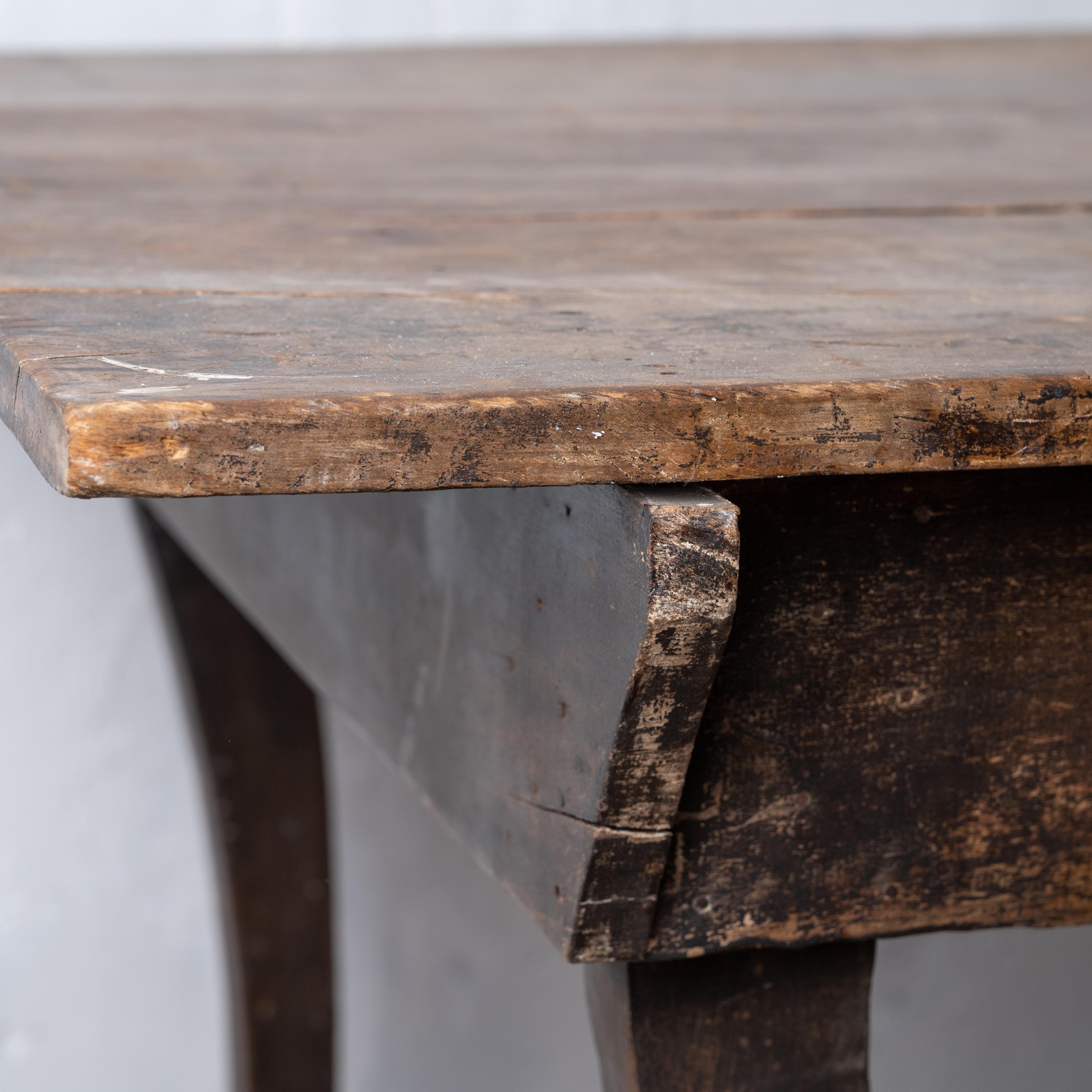 Primitiver Tisch mit Säbelbeinen aus Nussbaumholz, 19. Jahrhundert im Angebot 6