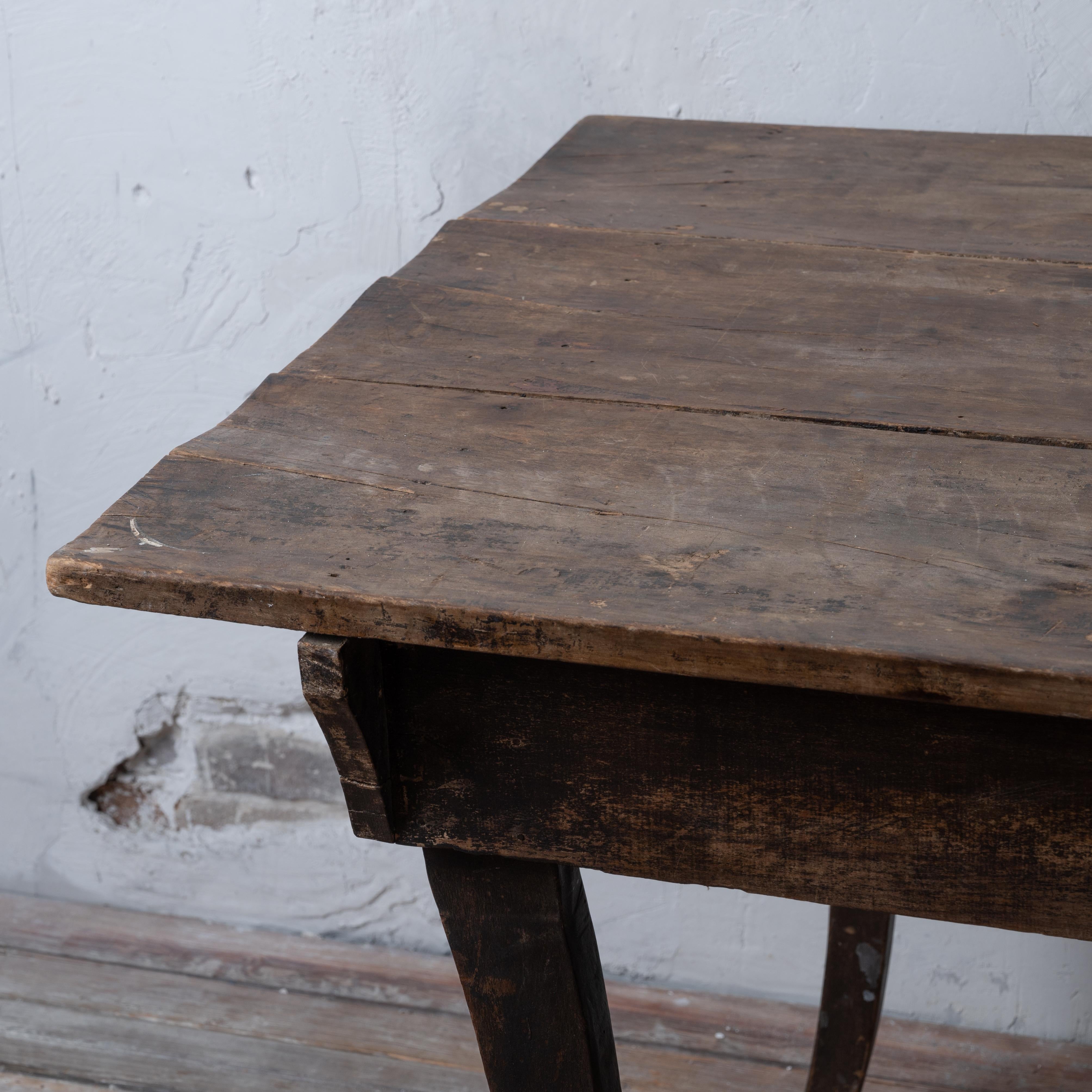 Primitiver Tisch mit Säbelbeinen aus Nussbaumholz, 19. Jahrhundert im Angebot 7