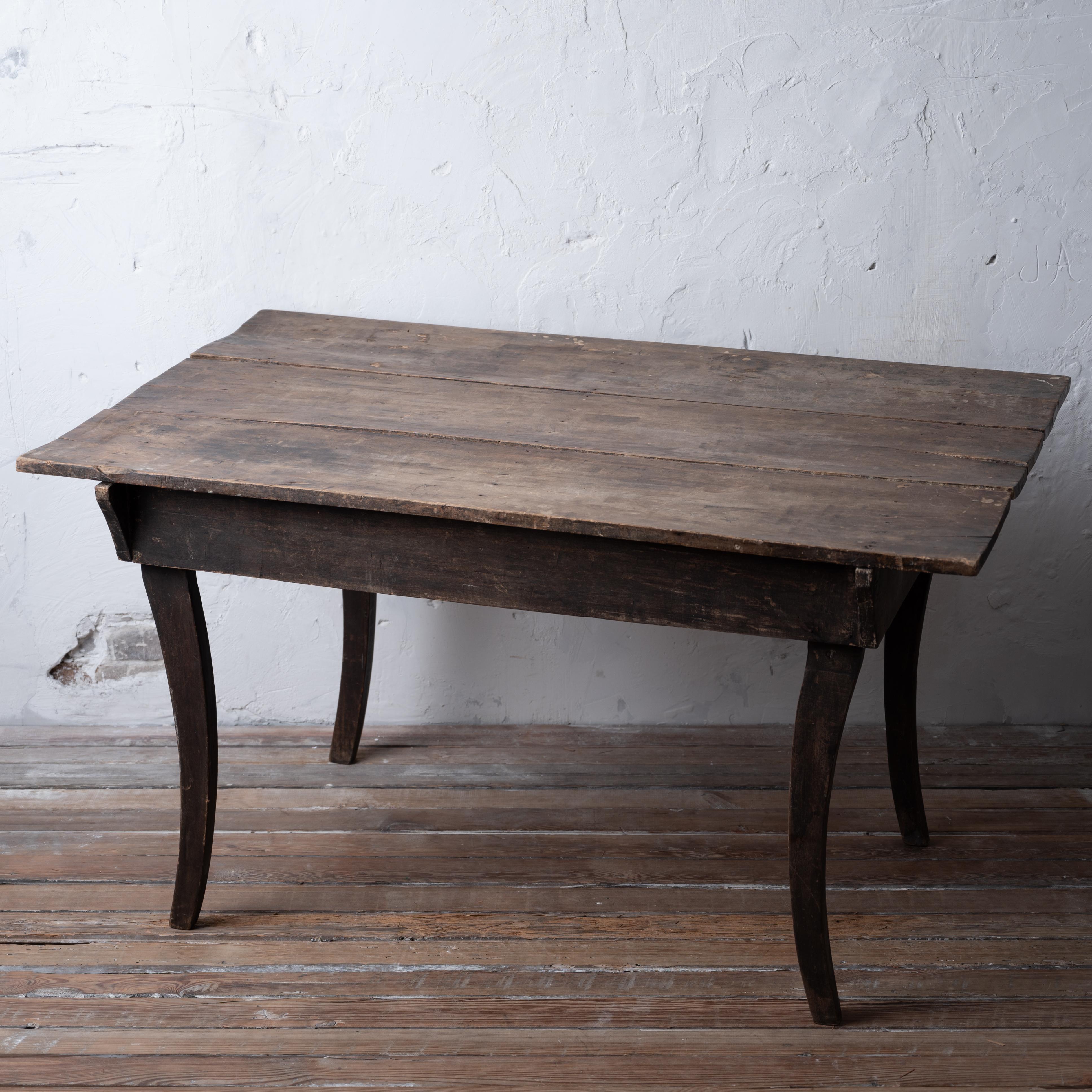 Primitiver Tisch mit Säbelbeinen aus Nussbaumholz, 19. Jahrhundert im Angebot 8