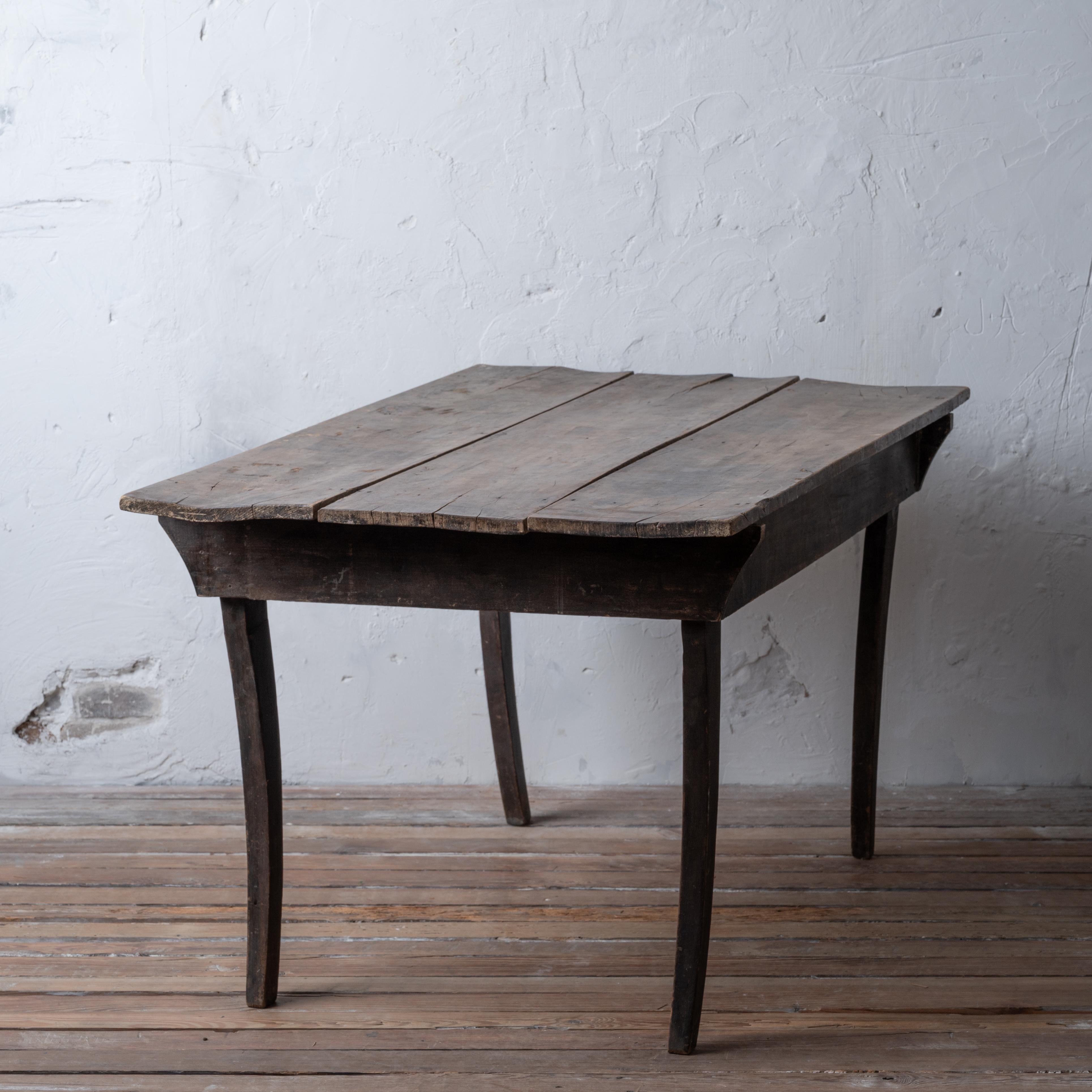 Primitiver Tisch mit Säbelbeinen aus Nussbaumholz, 19. Jahrhundert im Angebot 9