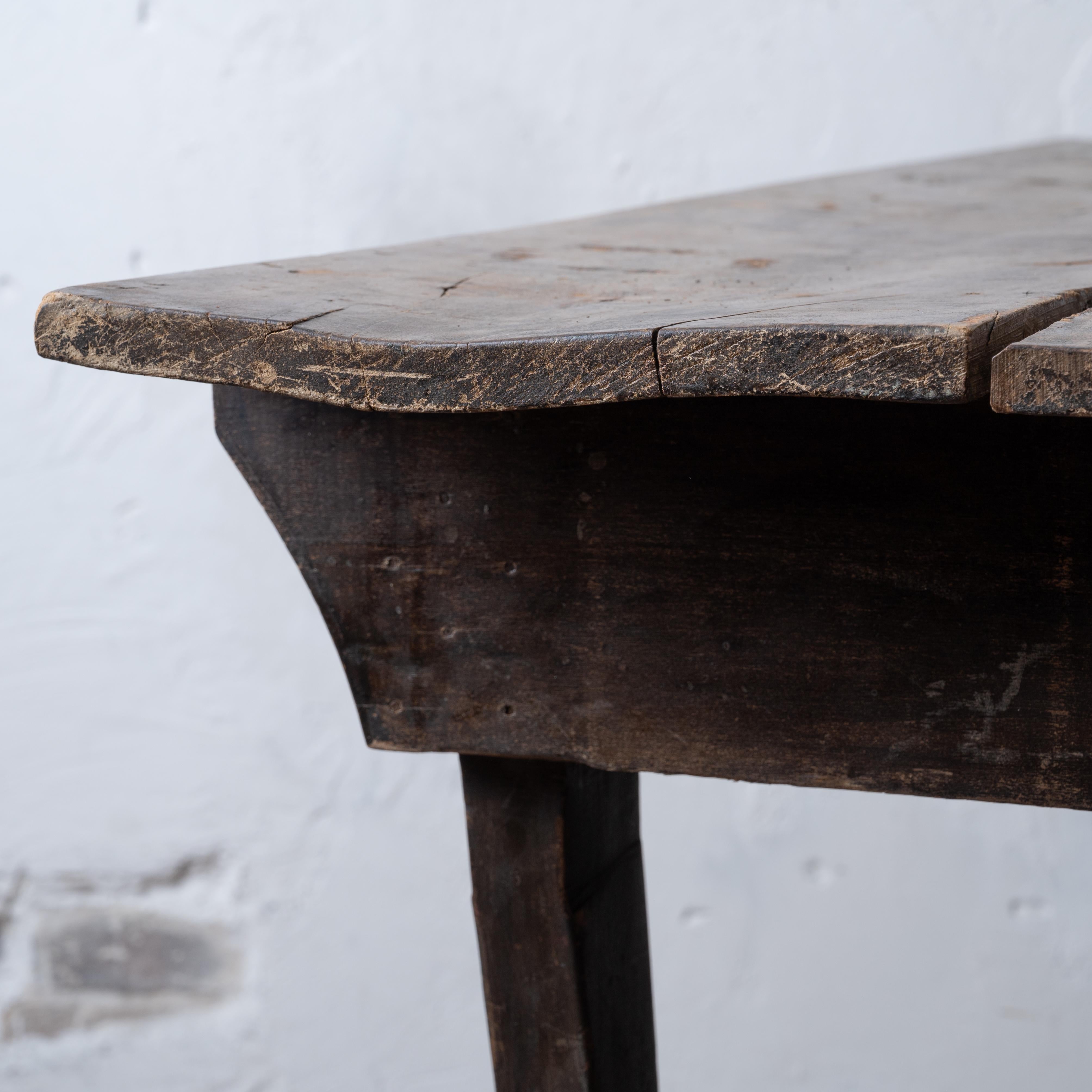 Table primitive à pied de sabre en noyer, 19e siècle en vente 8