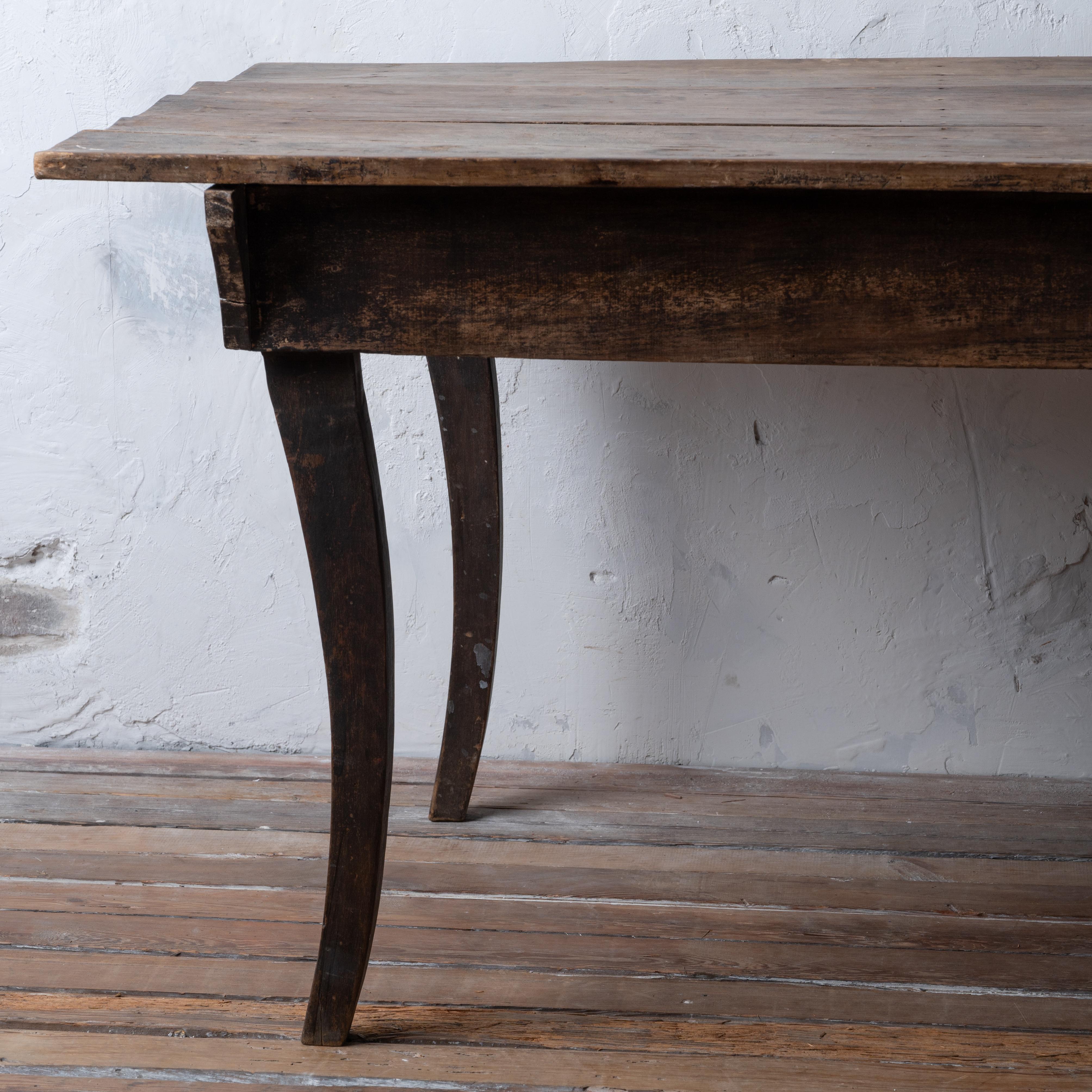 Primitiver Tisch mit Säbelbeinen aus Nussbaumholz, 19. Jahrhundert (Holz) im Angebot