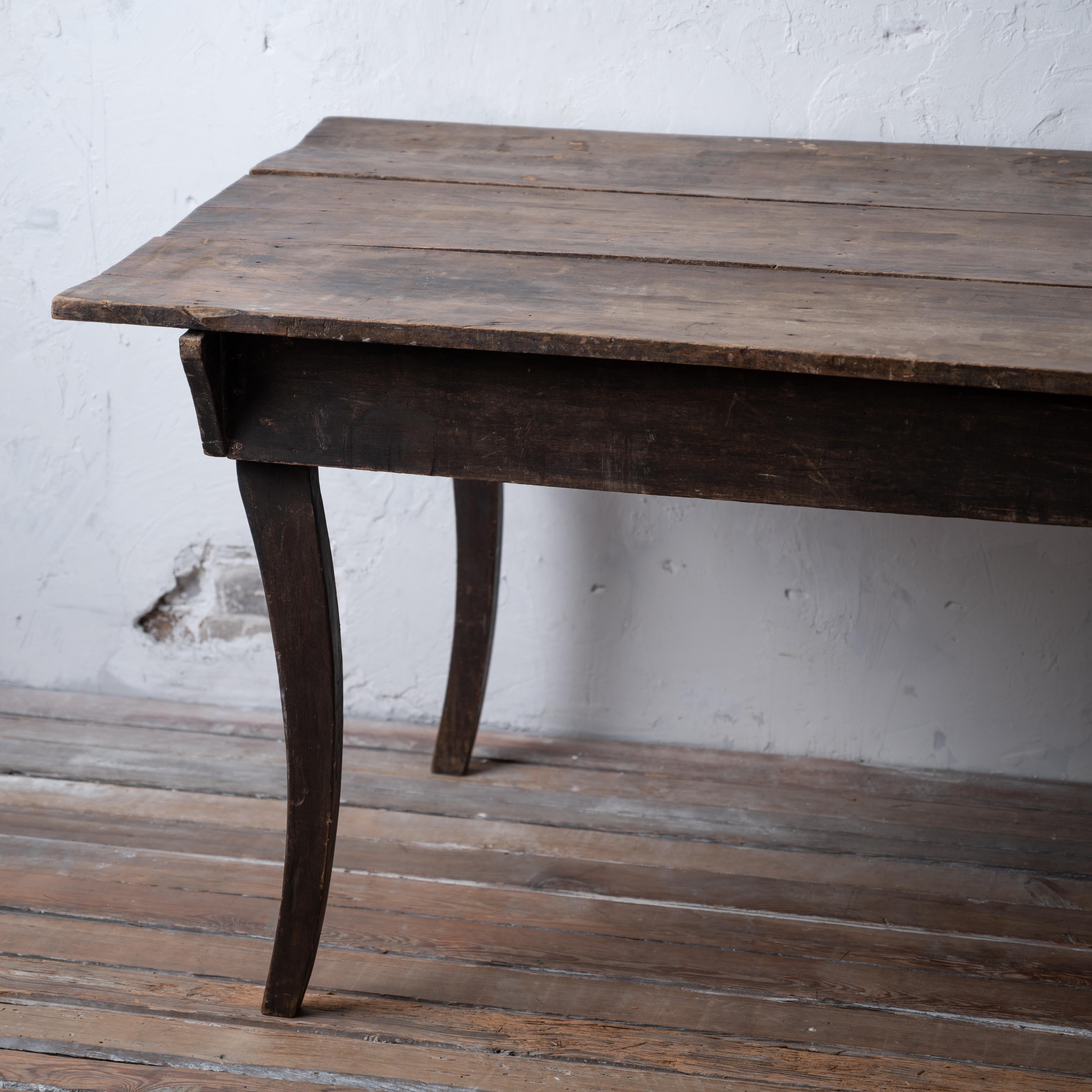 Primitiver Tisch mit Säbelbeinen aus Nussbaumholz, 19. Jahrhundert im Angebot 1