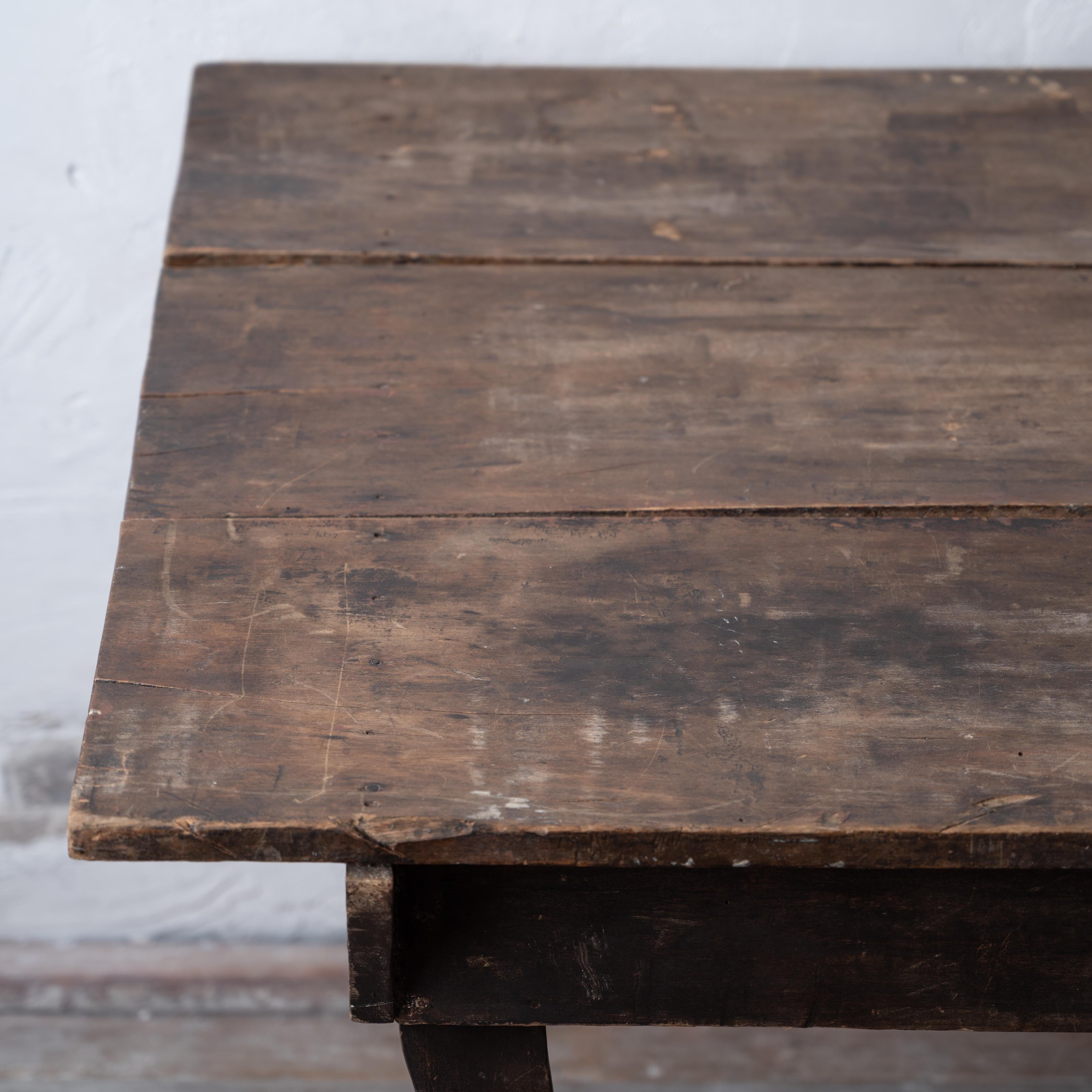 Primitiver Tisch mit Säbelbeinen aus Nussbaumholz, 19. Jahrhundert im Angebot 2