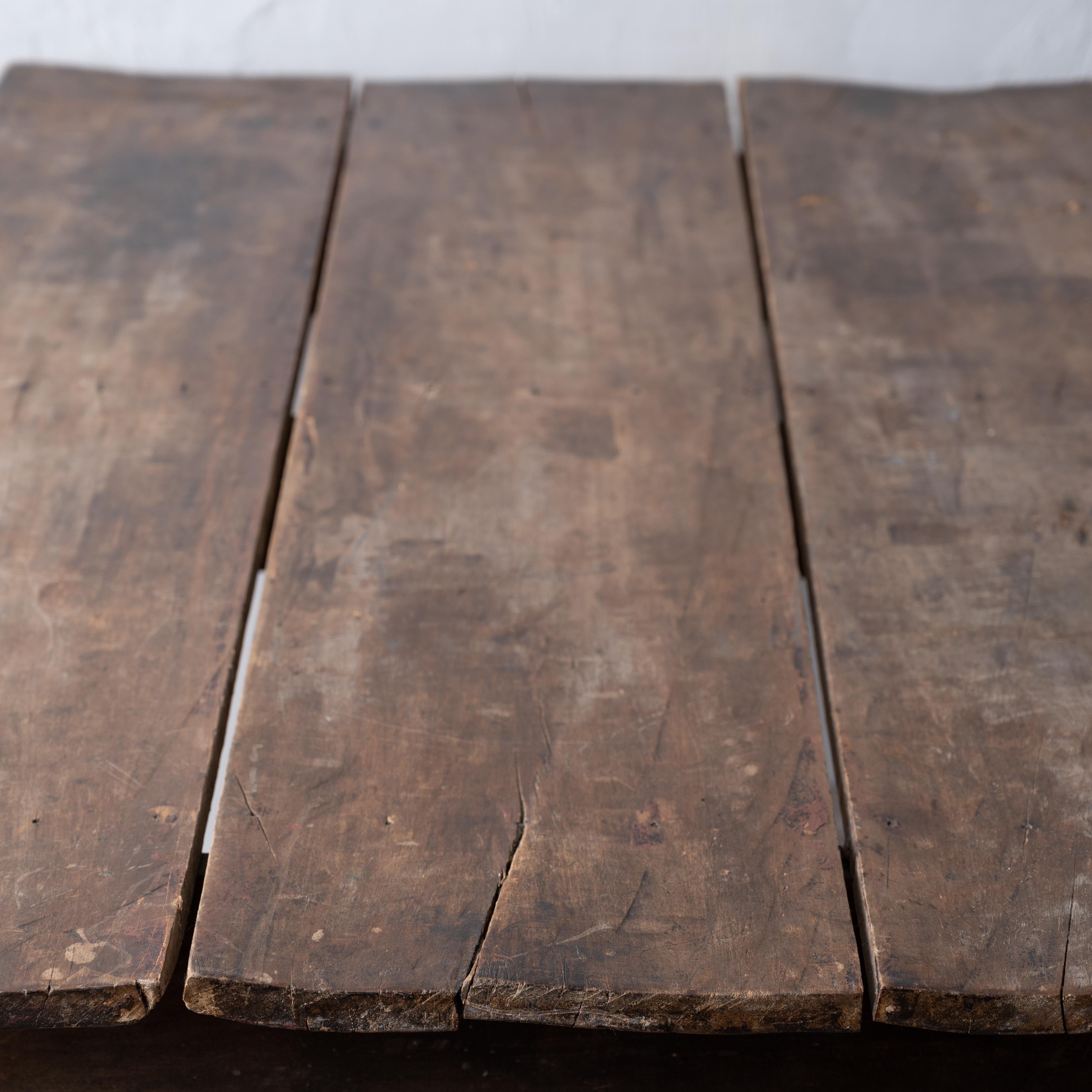 Table primitive à pied de sabre en noyer, 19e siècle en vente 2