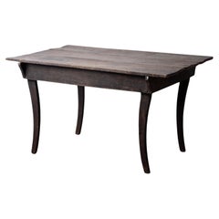 Mesa primitiva de nogal con patas de sable, Siglo XIX