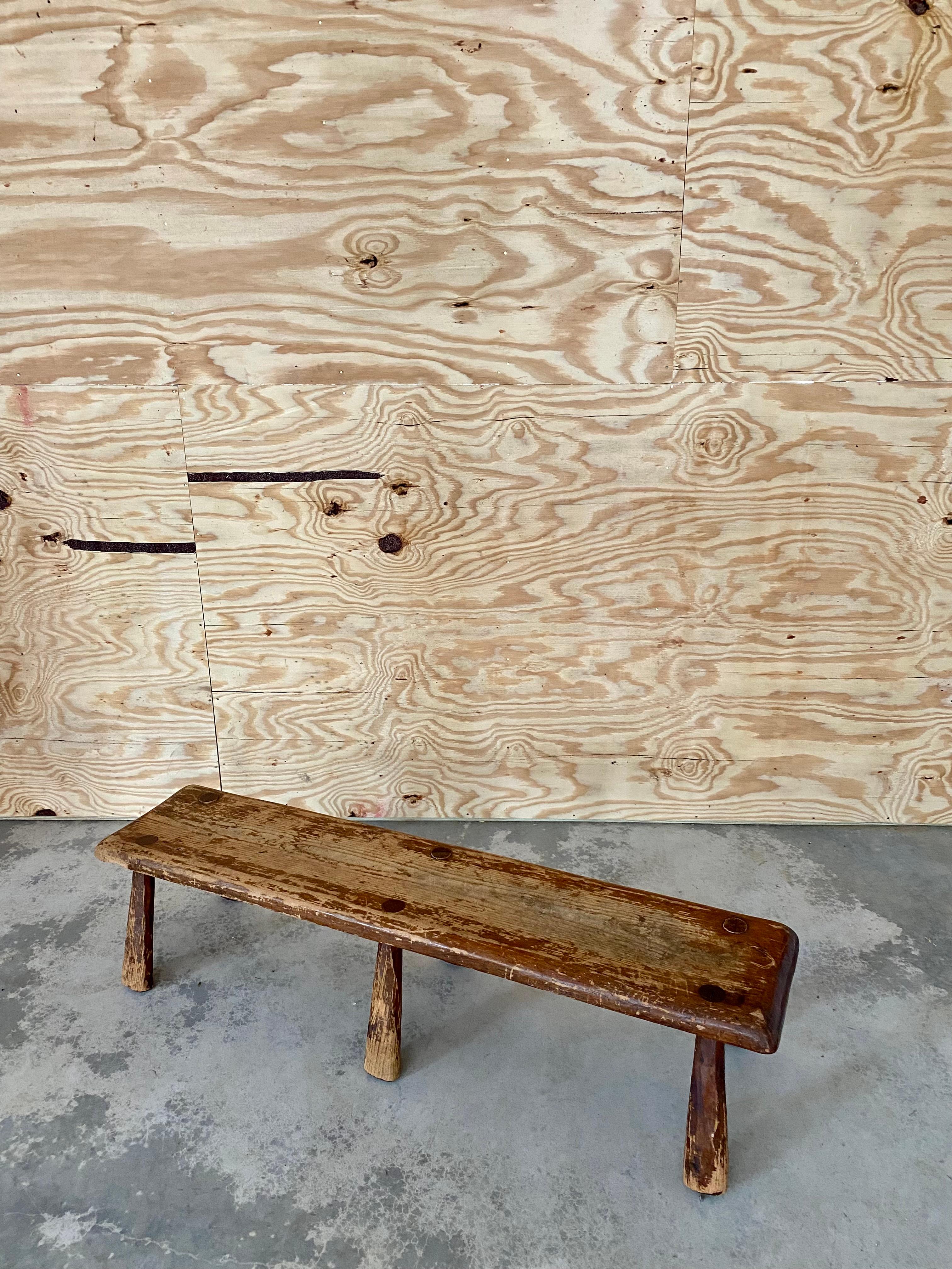 Banc primitif altéré avec pieds évasés en vente 4