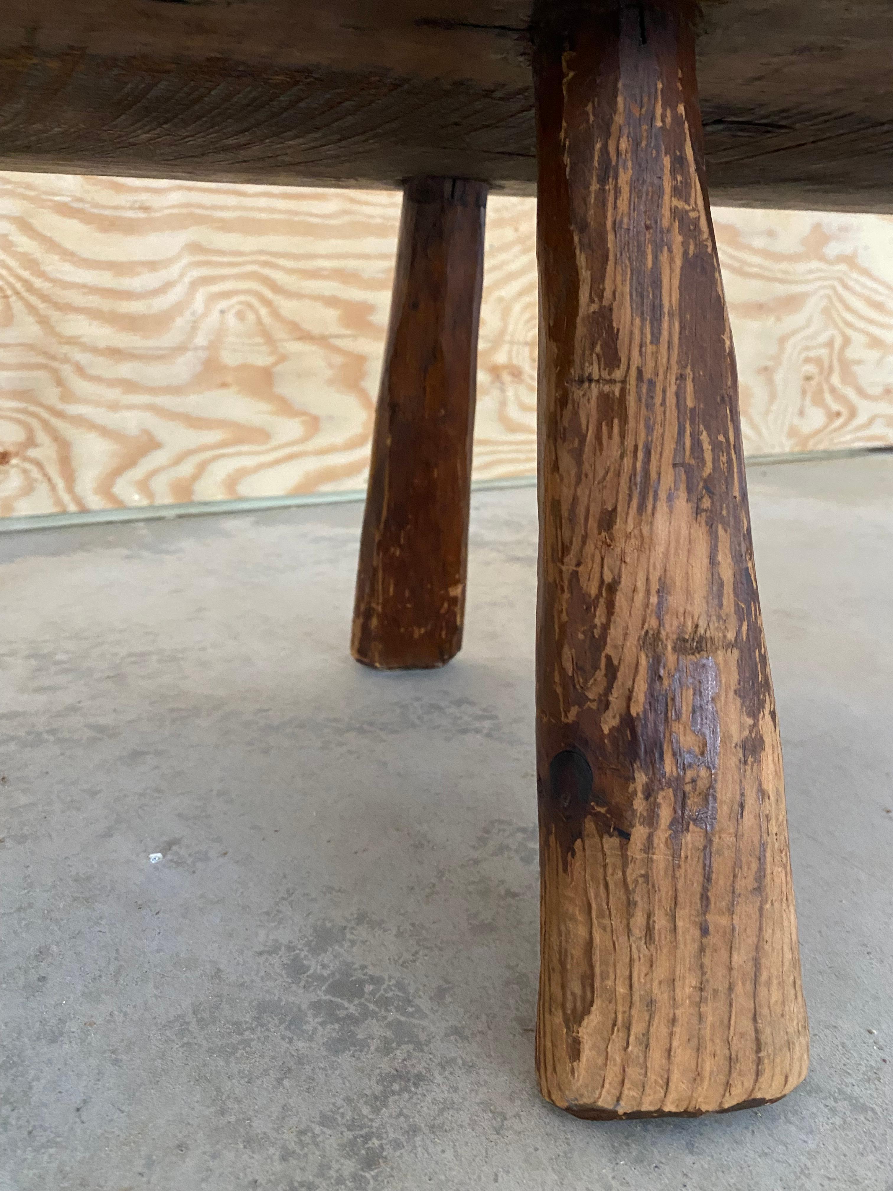 Banc primitif altéré avec pieds évasés en vente 6