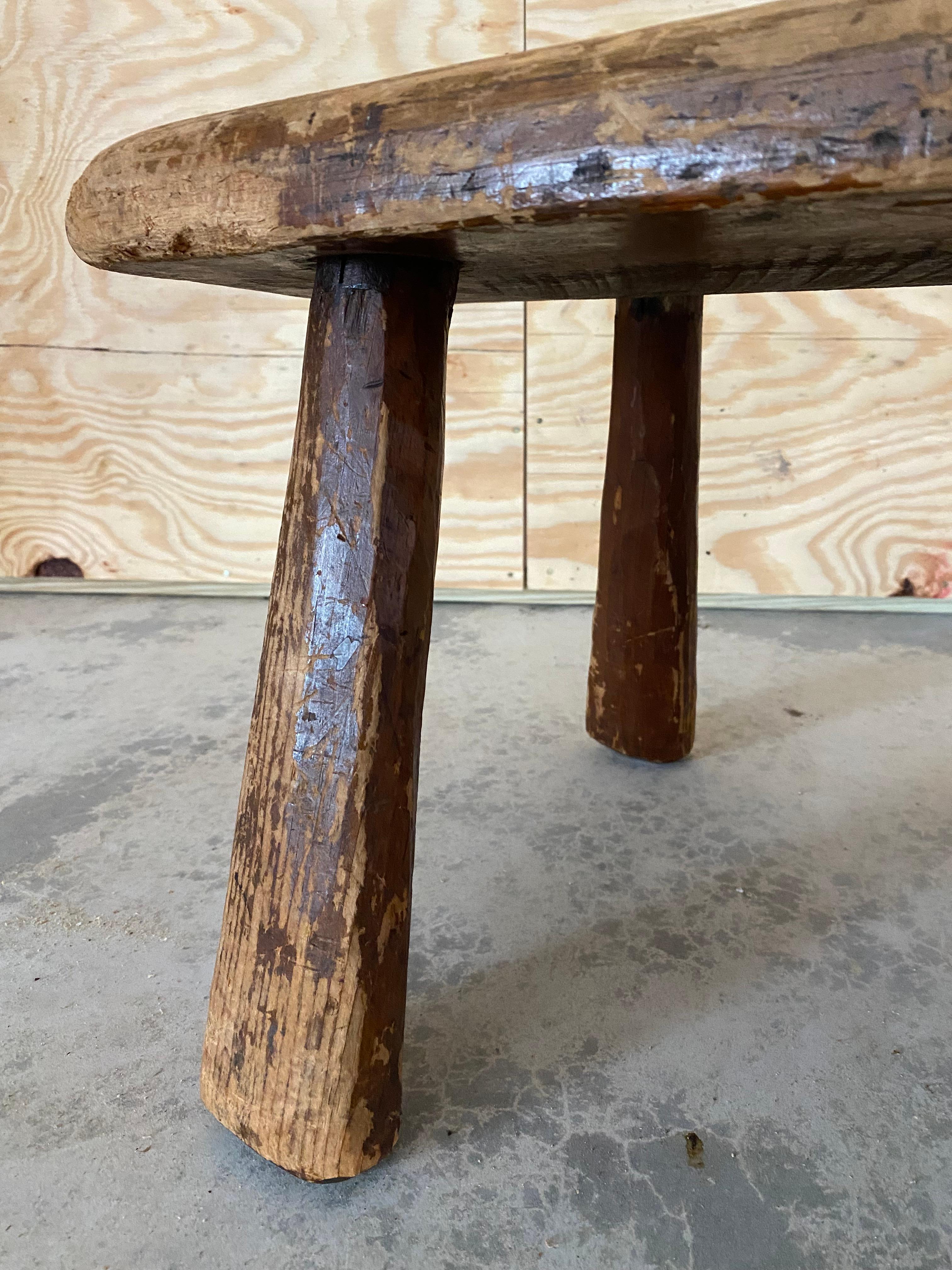 Banc primitif altéré avec pieds évasés en vente 7