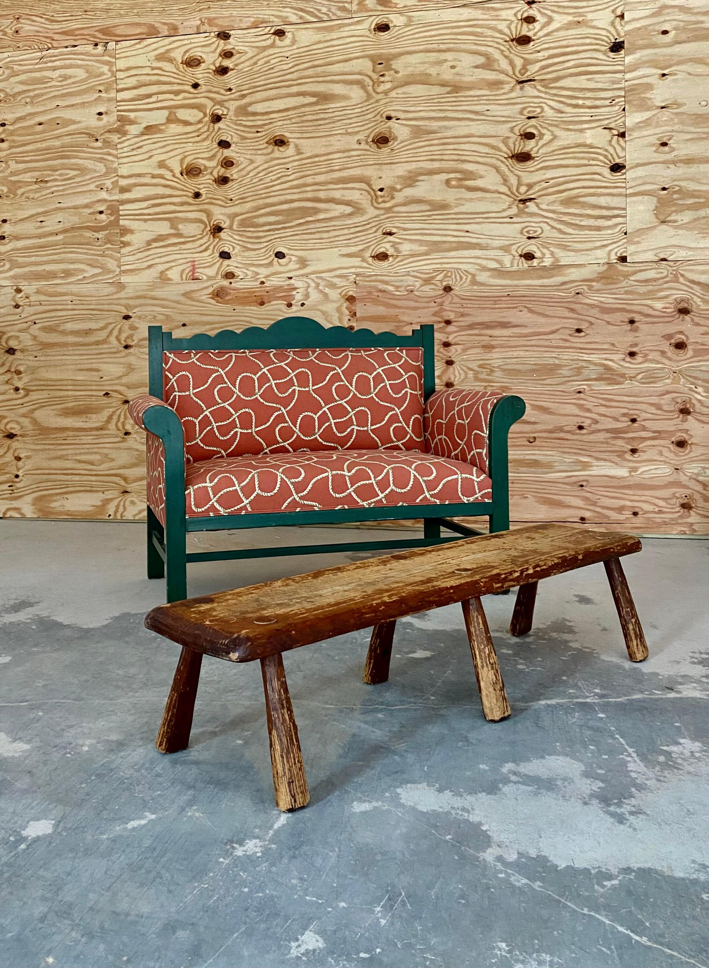 Banc primitif en bois sculpté à six pieds évasés. 

Pièce sculptée à la main avec une surface naturellement altérée par les intempéries. Les pièces de ce type relèvent de l'art populaire et s'associent à des meubles en cuir et à des œuvres d'art