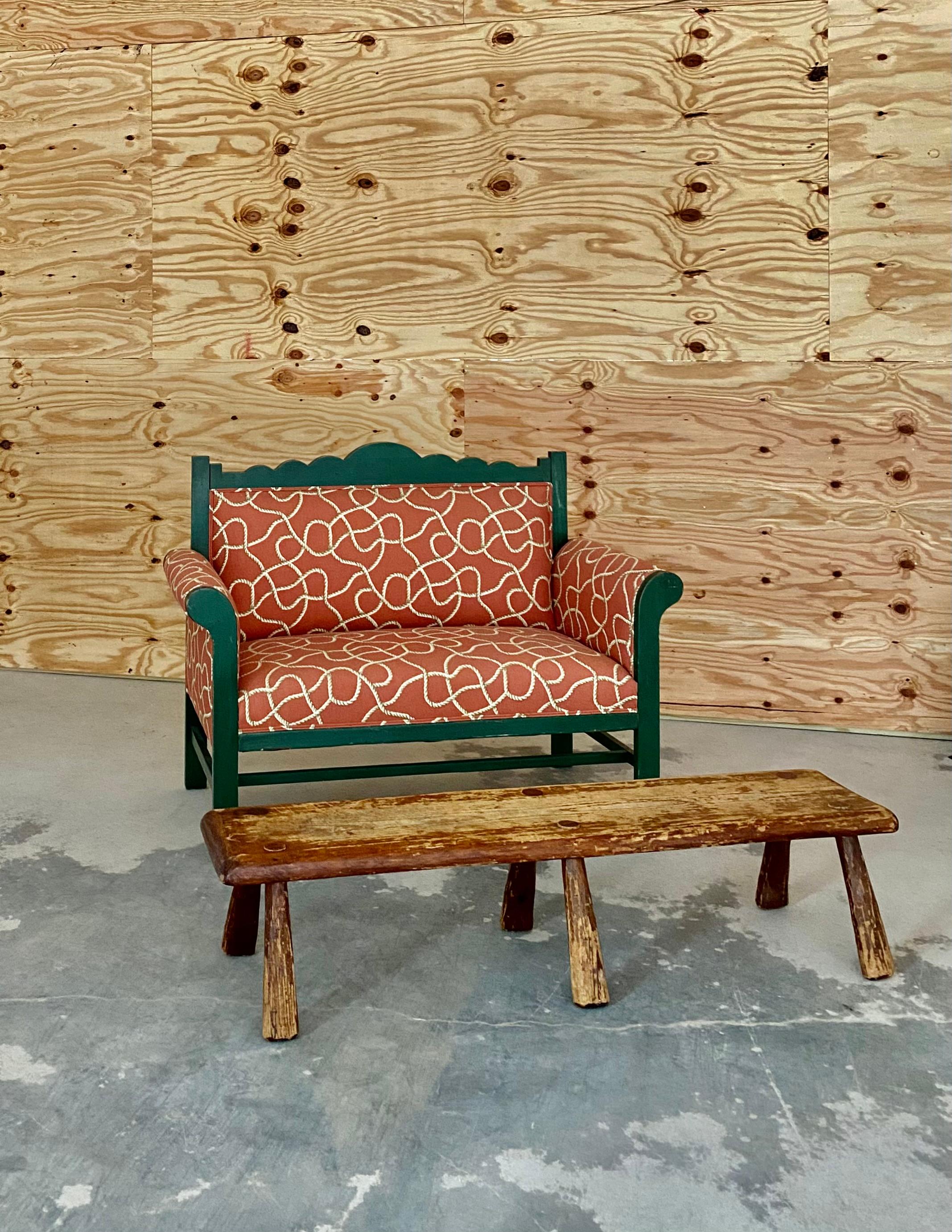 Banc primitif altéré avec pieds évasés Bon état - En vente à Round Top, TX
