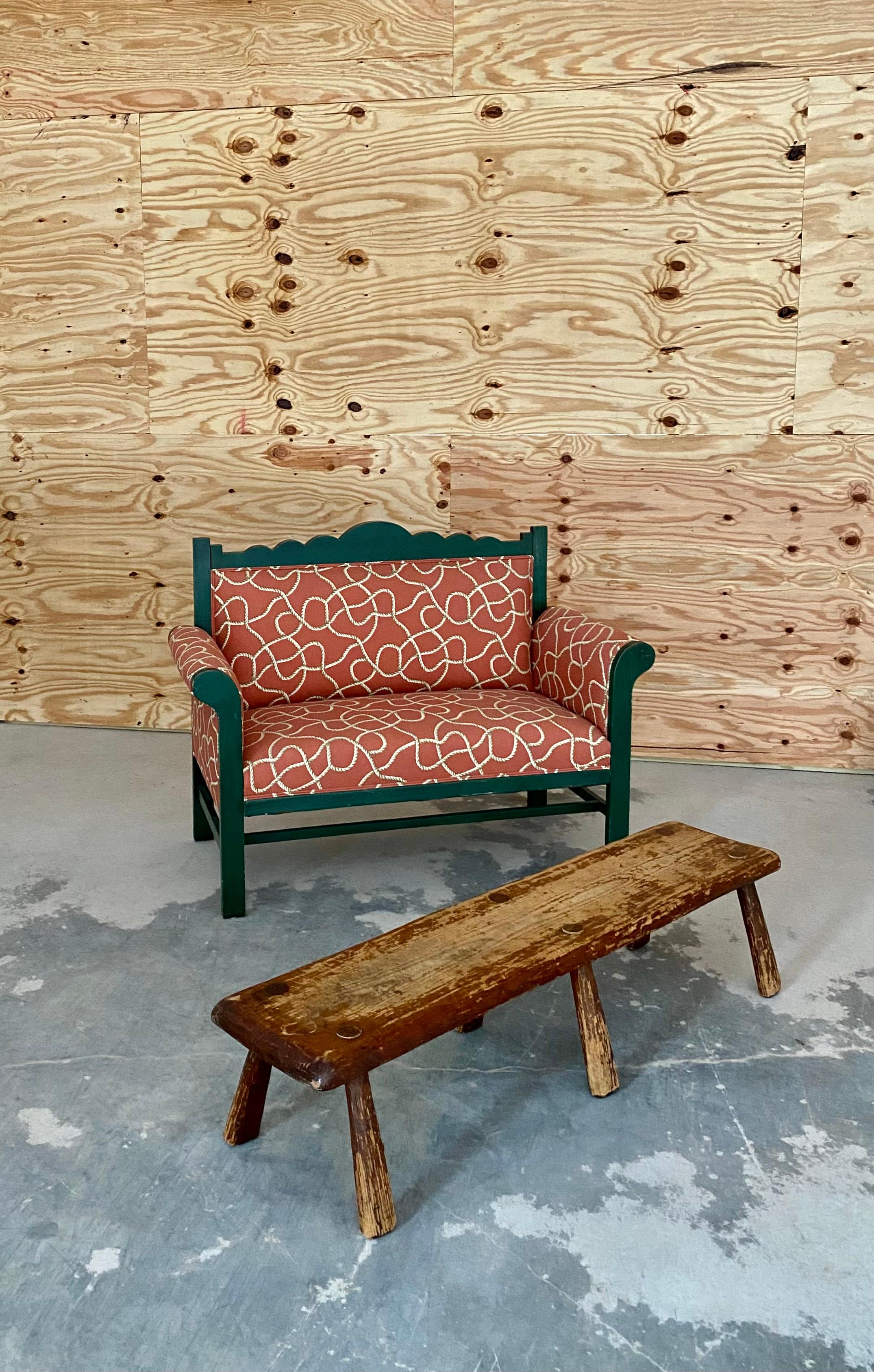 Banc primitif altéré avec pieds évasés en vente 1