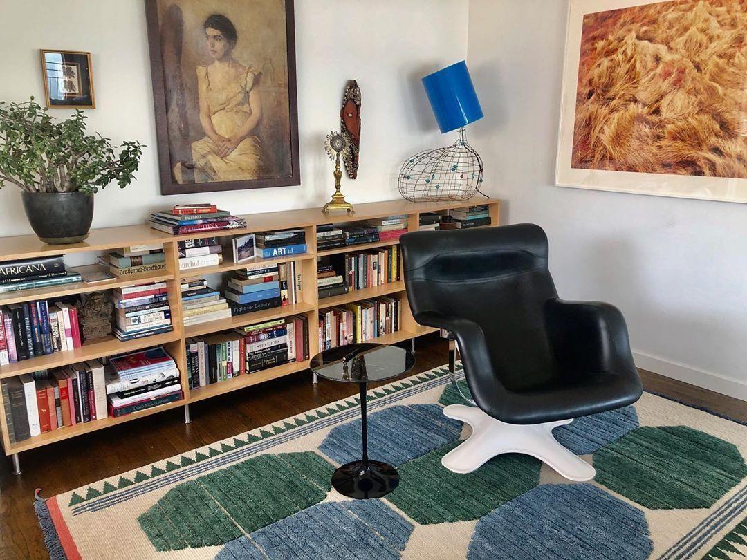 Entworfen von Chiara Andreatti.
Bindung: Baumwolle.
Knoten: Himalayawolle.
Qualität: B 89.000 Knoten/qm.

Abmessungen: 90 x 117,6 Zoll.

cc-tapis ® wurde 2011 vom persischen Traditionshaus Maison Chamszadeh ins Leben gerufen, das 1943