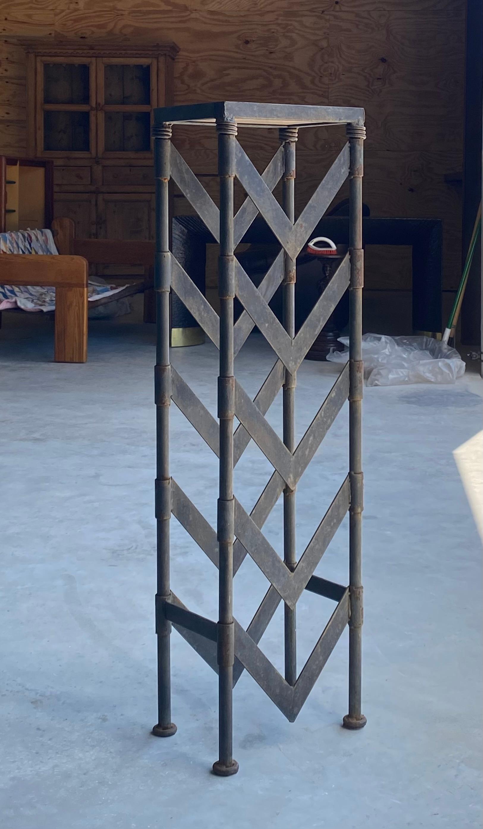 Moulage Primitive Welded Steel Pedestal With Concrete en vente