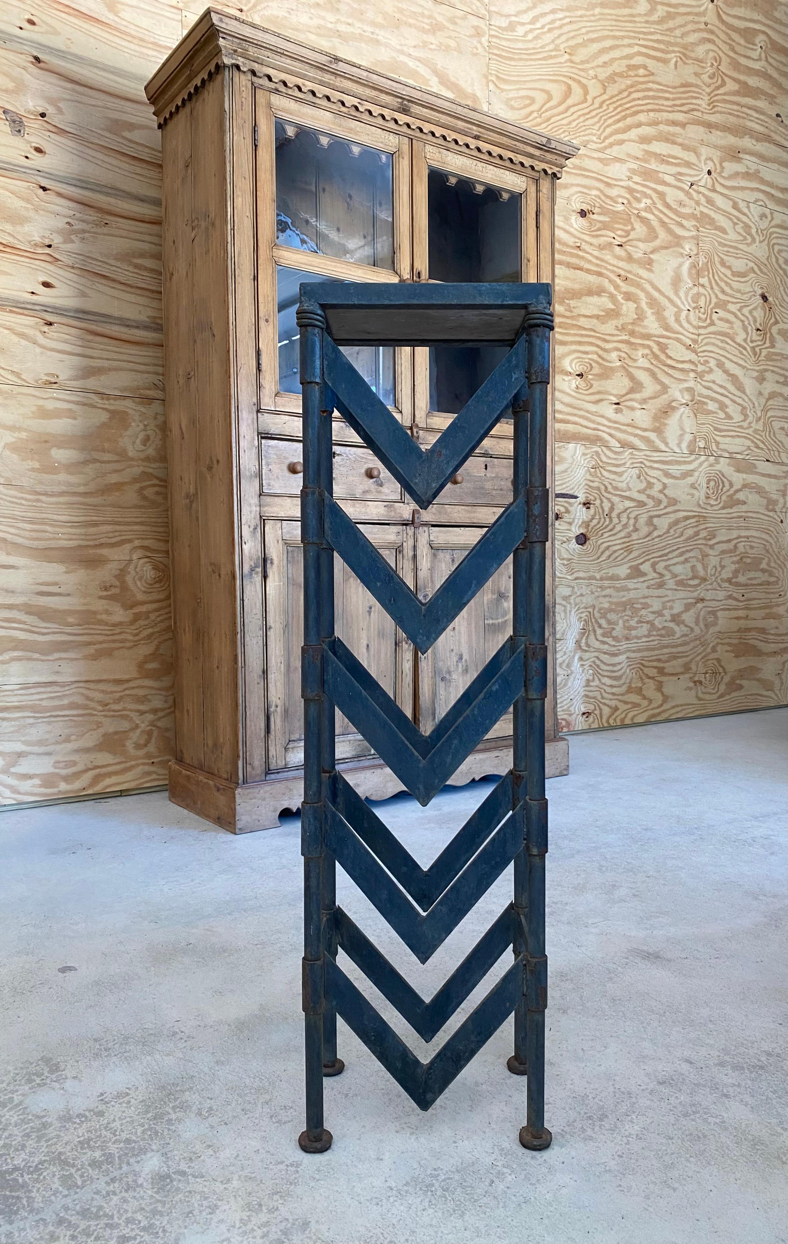 Primitive Welded Steel Pedestal With Concrete Bon état - En vente à Round Top, TX